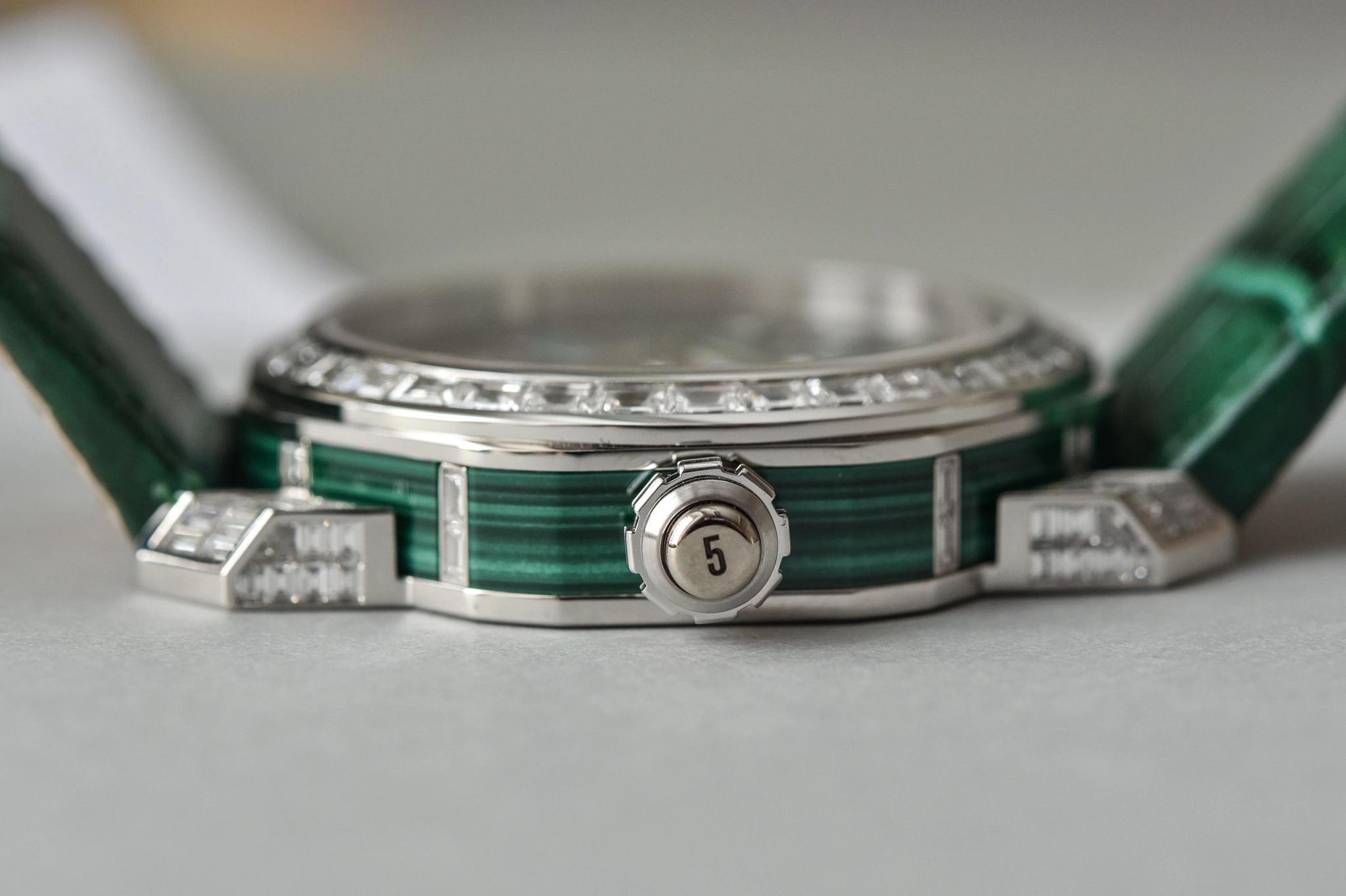 Bulgari Octo Roma Tourbillon Sapphire 103231: Vỏ sapphire và platinum nhìn từ cạnh