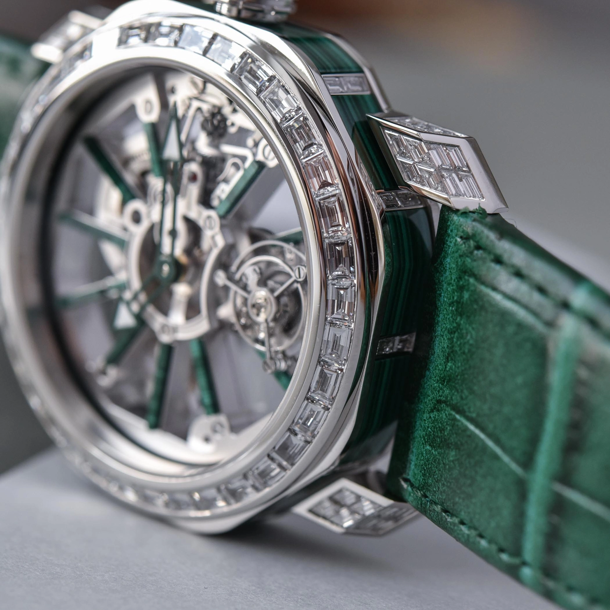 Bulgari Octo Roma Tourbillon Sapphire 103231: Kim cương baguette trên khung vỏ Octo Roma