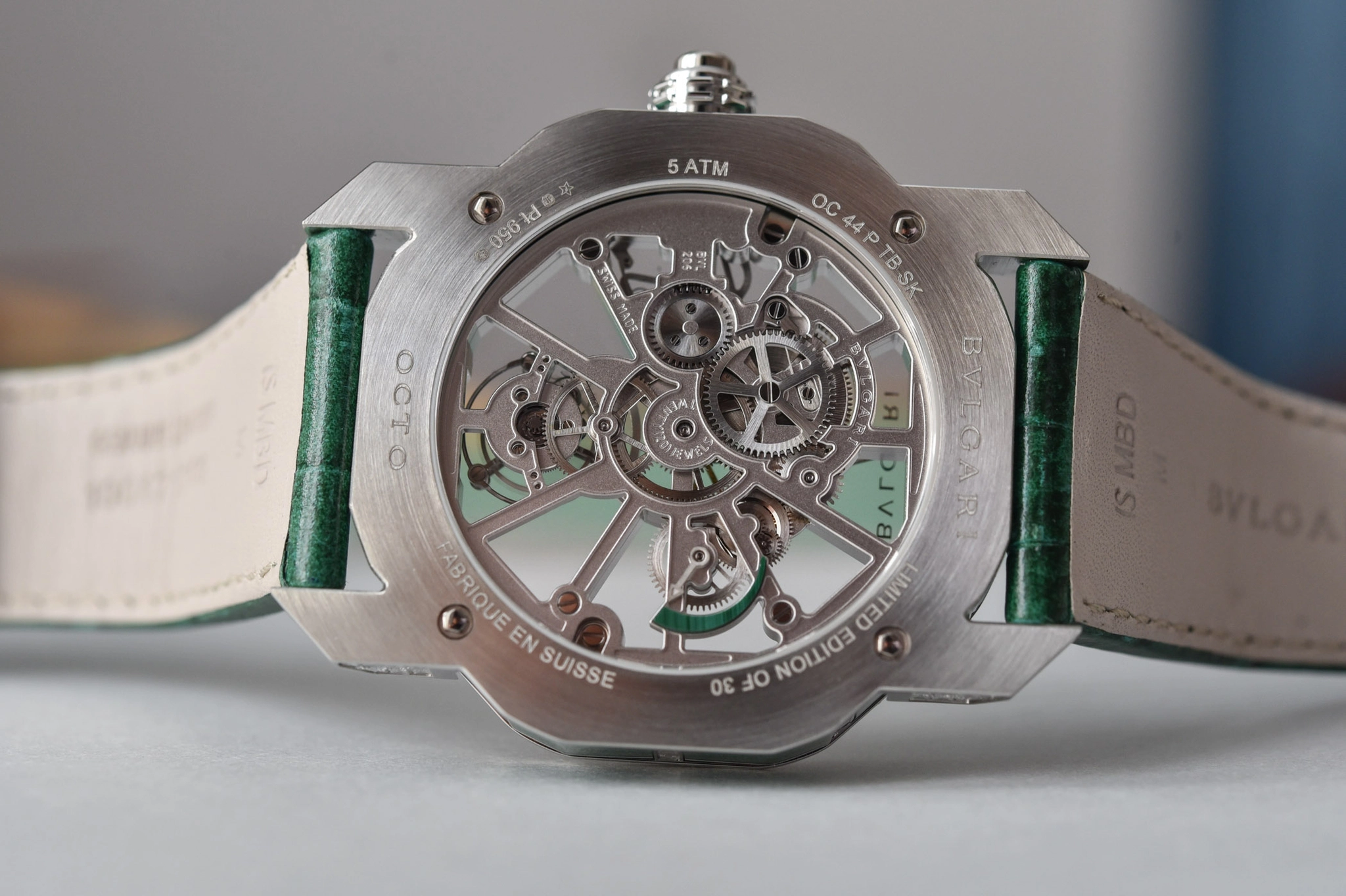 Bulgari Octo Roma Tourbillon Sapphire 103231: Calibre BVL 206 quan sát từ mặt sau
