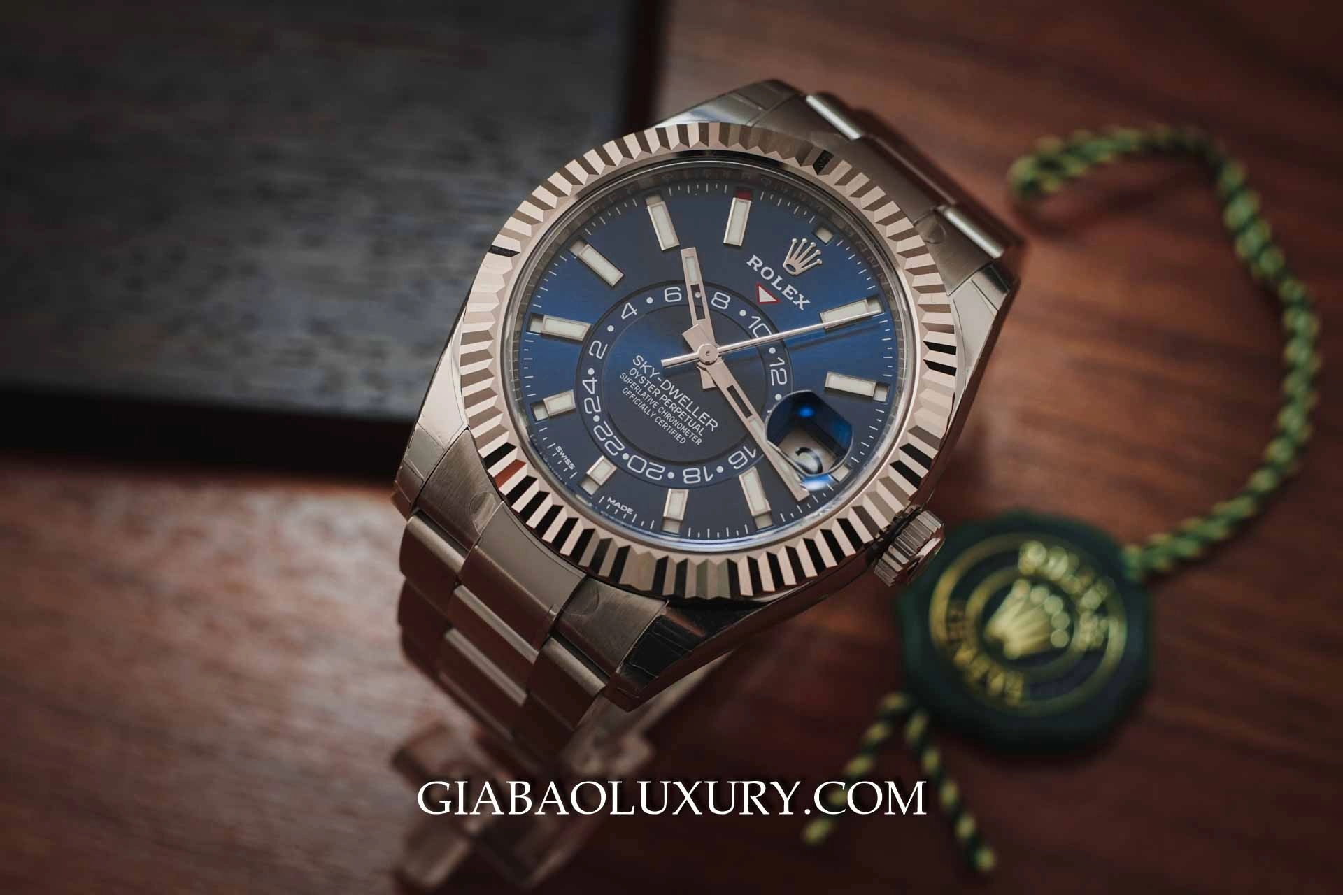 Các dòng đồng hồ Rolex: phân loại theo chức năng: Rolex Sky-Dweller kết hợp lịch thường niên và hai múi giờ