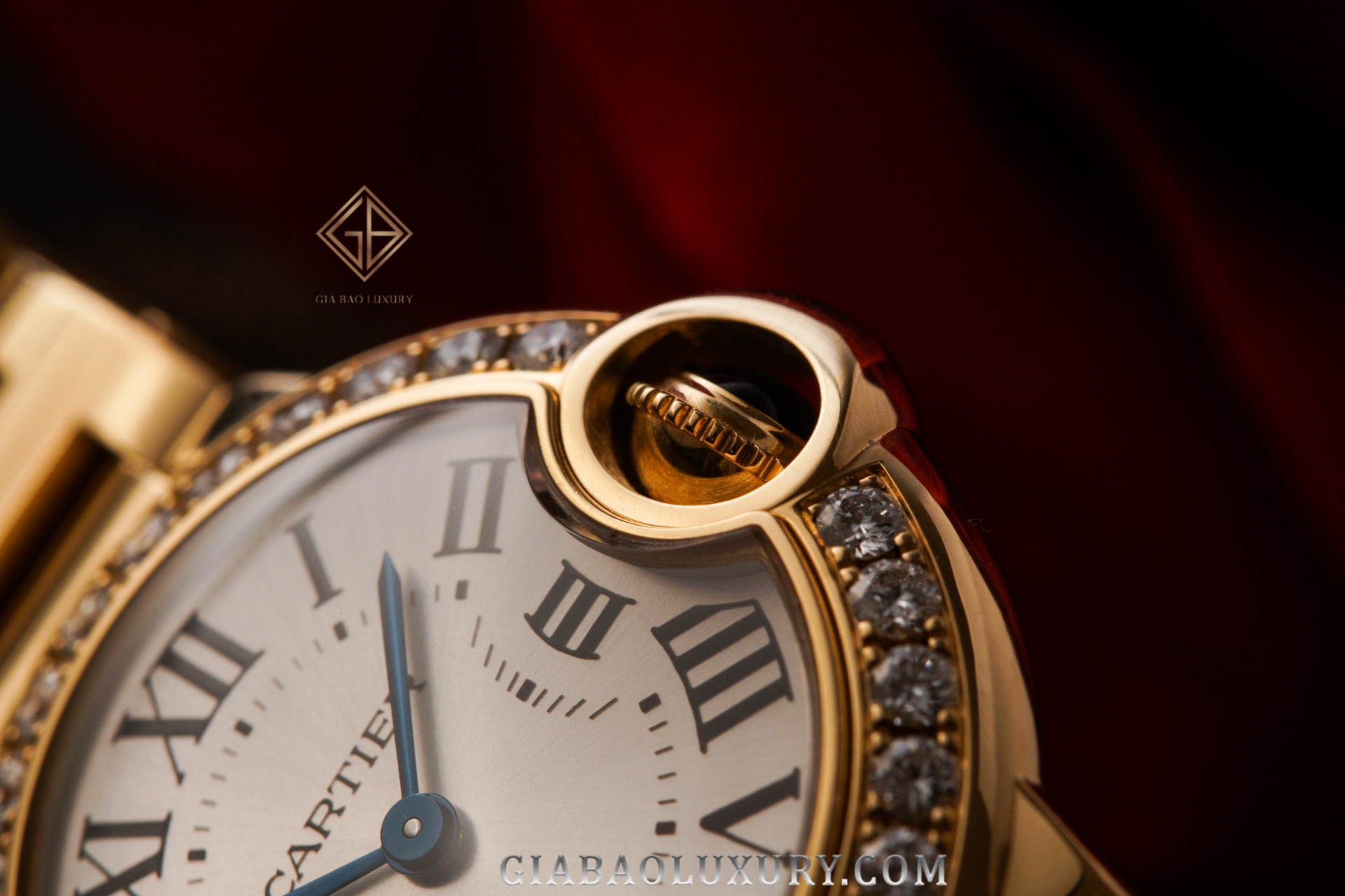 Cartier Ballon Bleu WE9001Z3: vàng, xà cừ và kim cương: đường cong vỏ Ballon Bleu nhìn từ cạnh