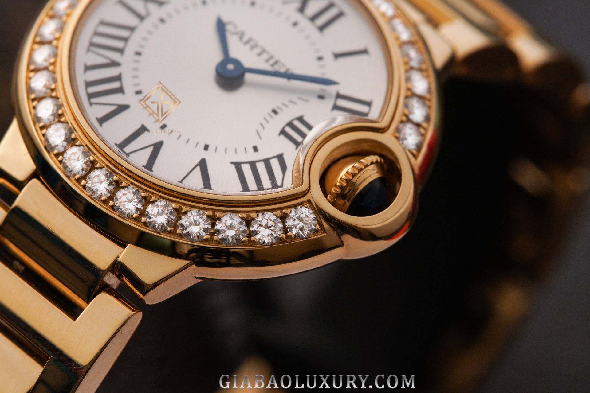 Cartier Ballon Bleu WE9001Z3: vàng, xà cừ và kim cương: núm cabochon xanh được bảo vệ bởi vòng cung của vỏ