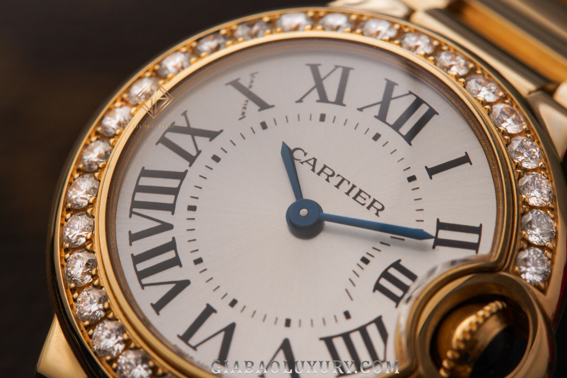 Cartier Ballon Bleu WE9001Z3: vàng, xà cừ và kim cương: mặt số xà cừ và vành đính kim cương