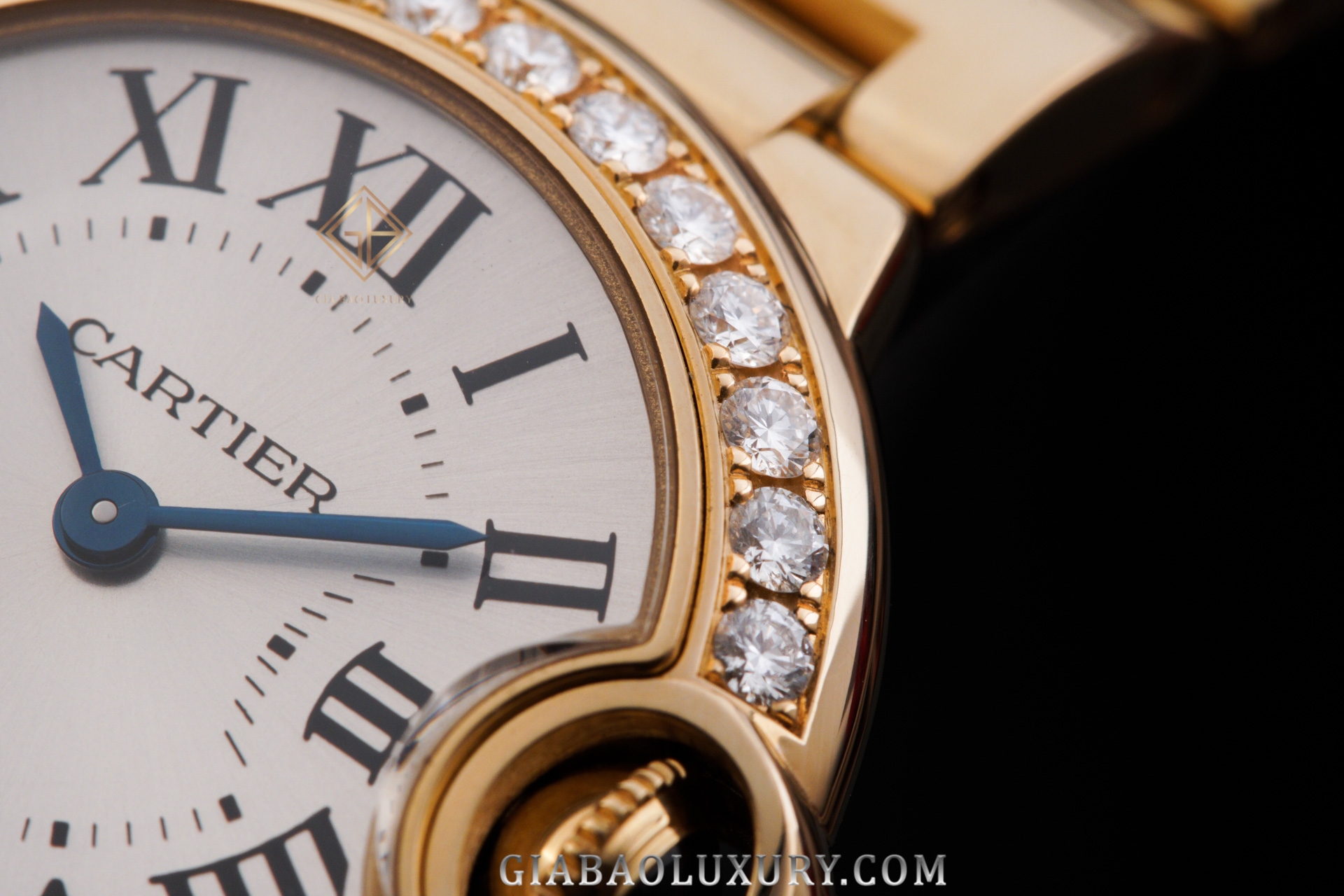 Cartier Ballon Bleu WE9001Z3: vàng, xà cừ và kim cương: chi tiết kim xanh và chữ số La Mã