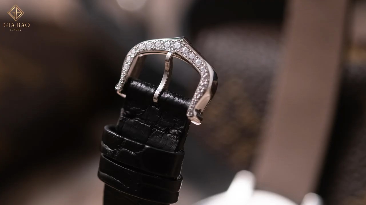 Khóa ardillon nạm kim cương và dây da đen của Cartier Captive de Cartier