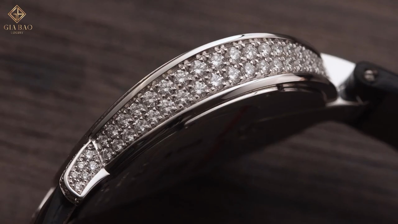 Thành vỏ Cartier Captive de Cartier với nhiều hàng kim cương pavé