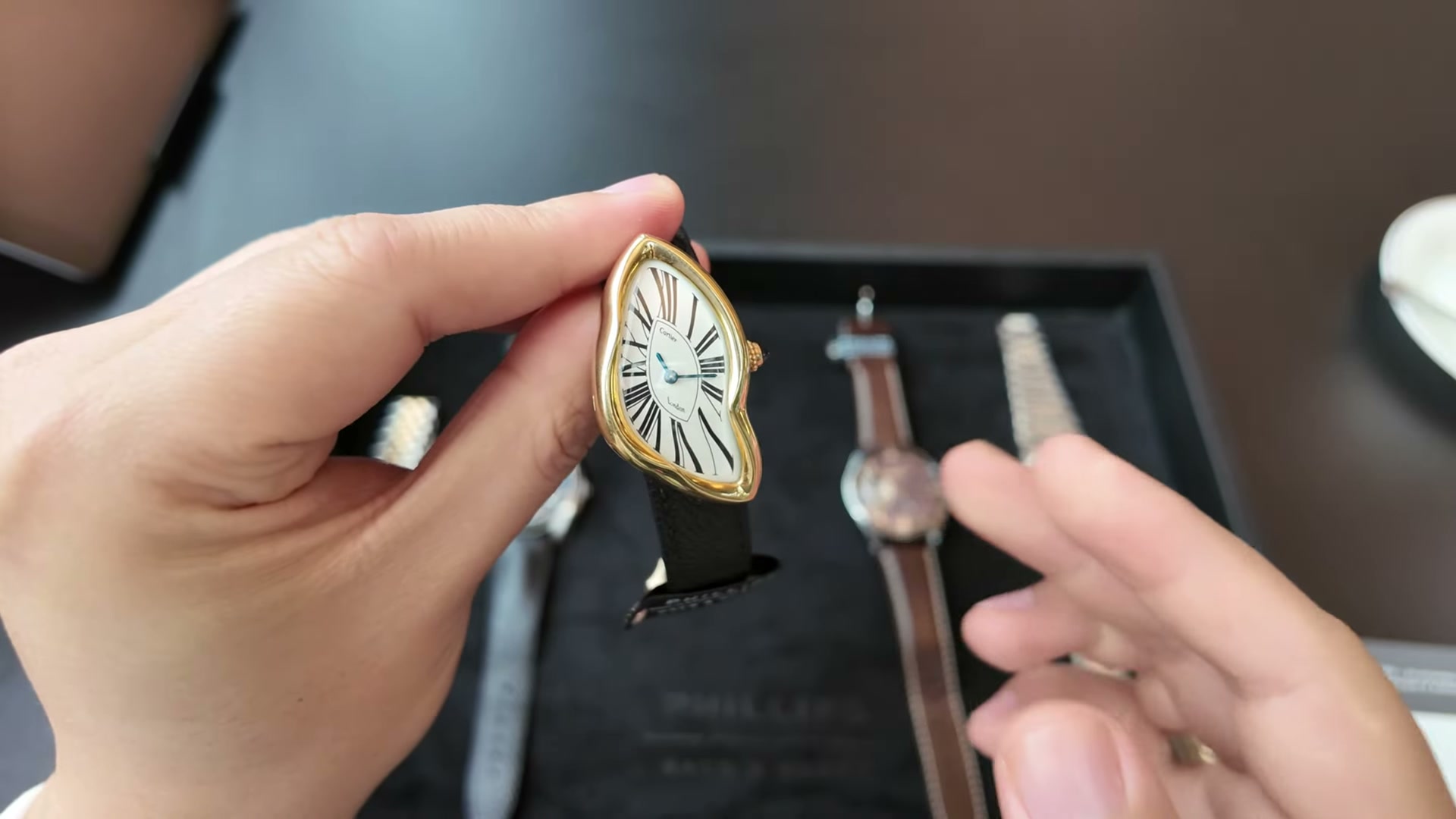 Cạnh vỏ Cartier Crash London