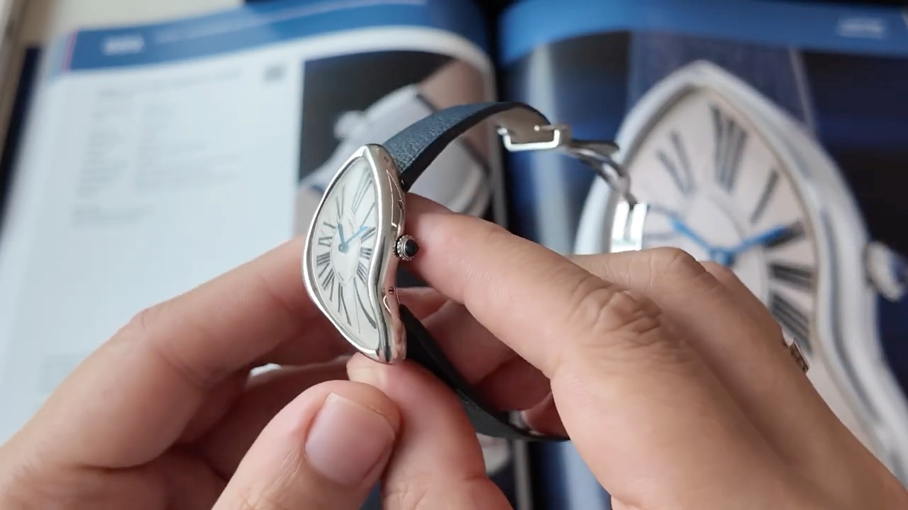 Cạnh vỏ platinum và núm cabochon Cartier Crash