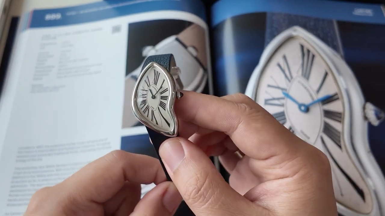 Mặt số trắng ngà và dáng vỏ bất đối xứng Cartier Crash
