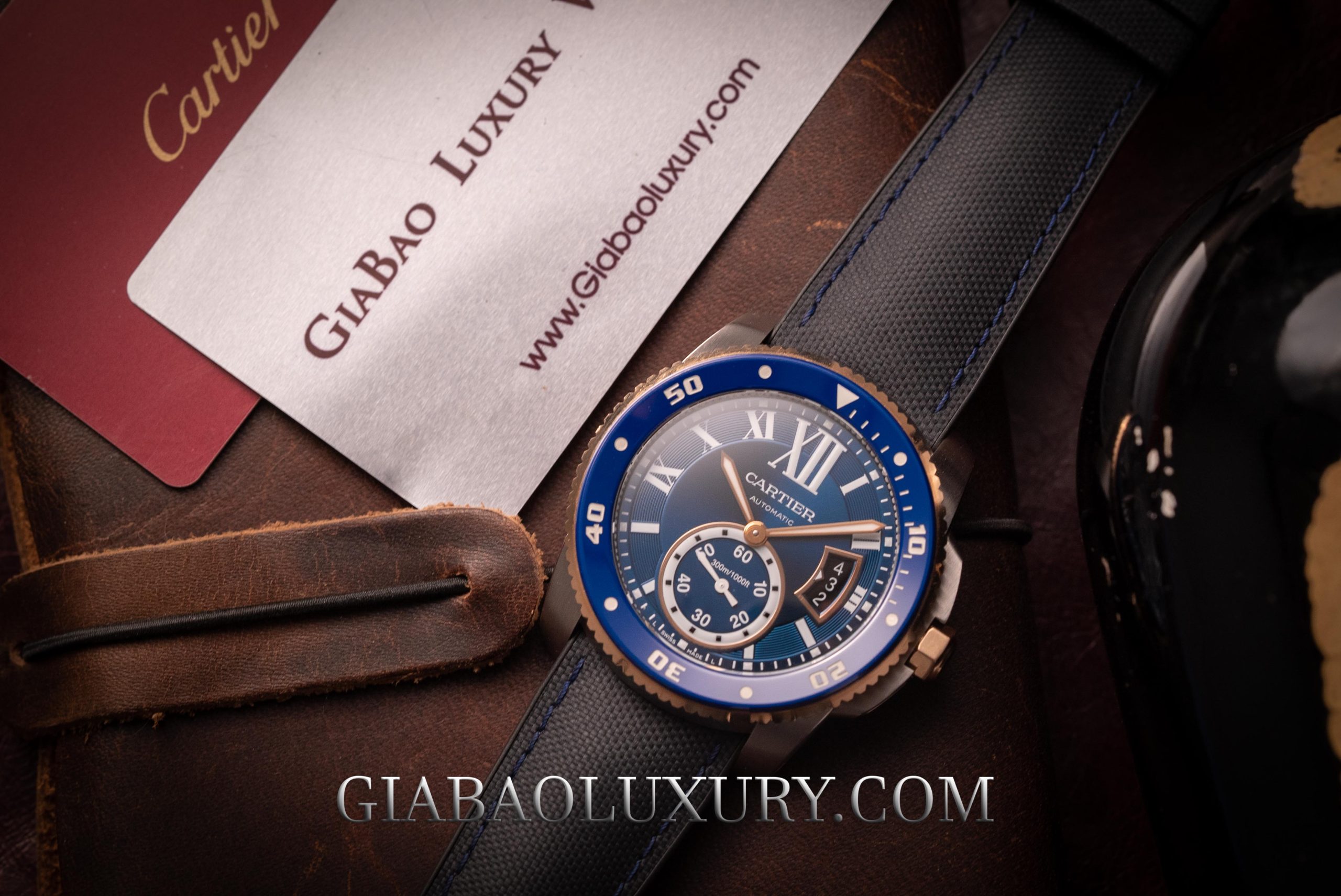 Cartier Diver và Omega Seamaster Diver 300M: Cartier Calibre de Cartier Diver Blue hai tông màu