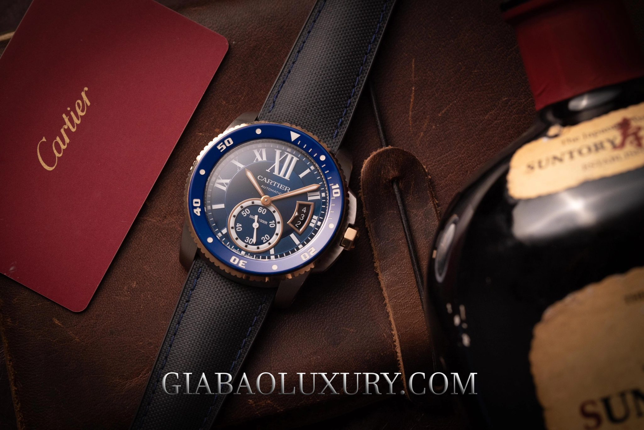 Cartier Diver và Omega Seamaster Diver 300M: Cartier Diver với vành lặn một chiều màu xanh