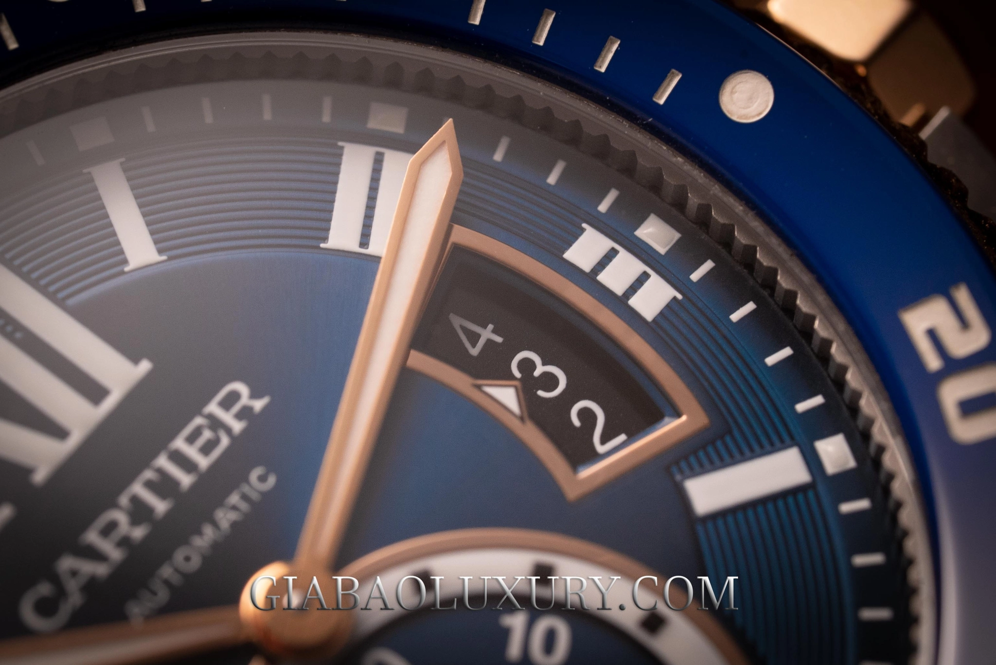 Cartier Diver và Omega Seamaster Diver 300M: mặt số Cartier với giây nhỏ và cửa sổ ngày