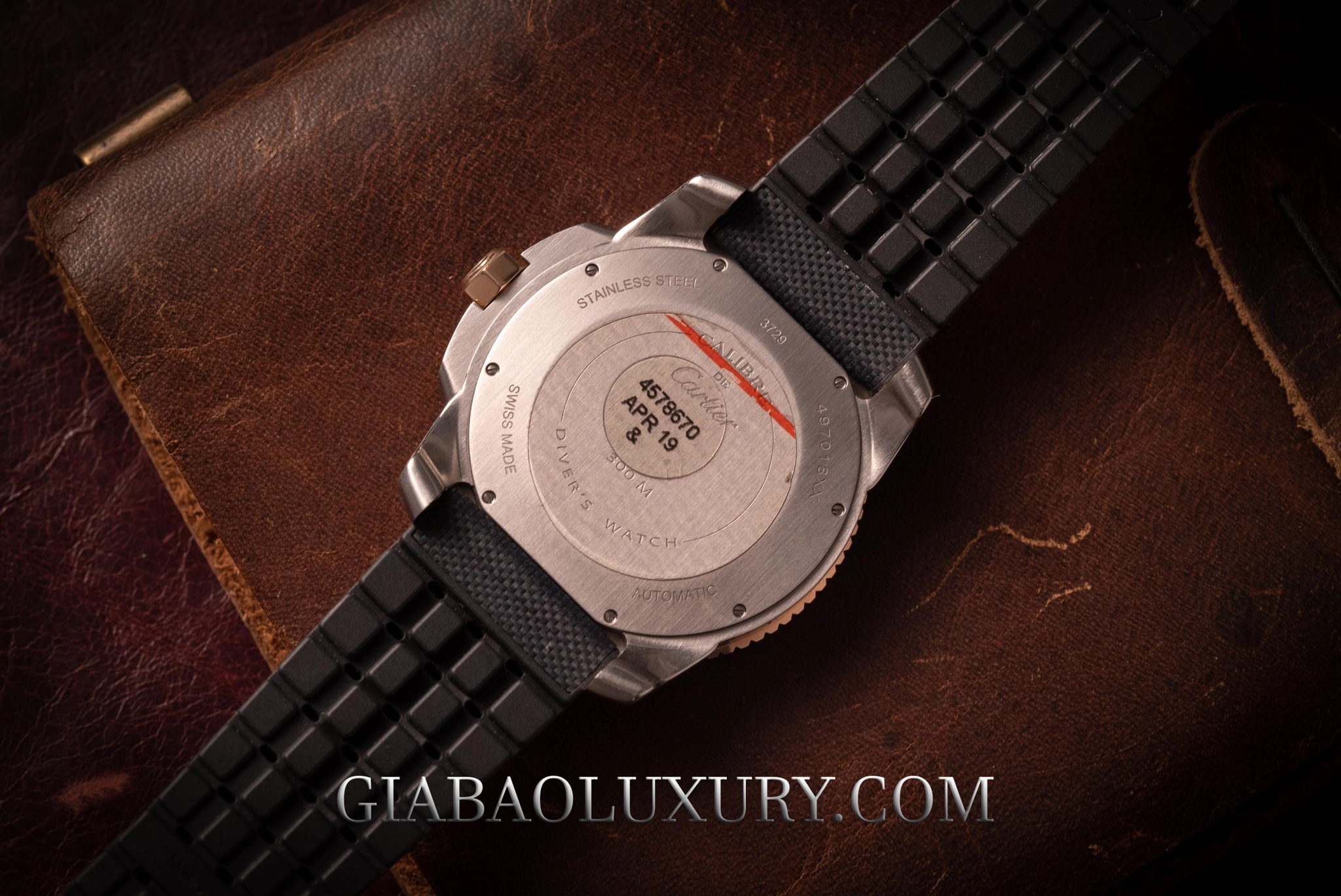 Cartier Diver và Omega Seamaster Diver 300M: đáy kín và dây cao su của Cartier Calibre de Cartier Diver