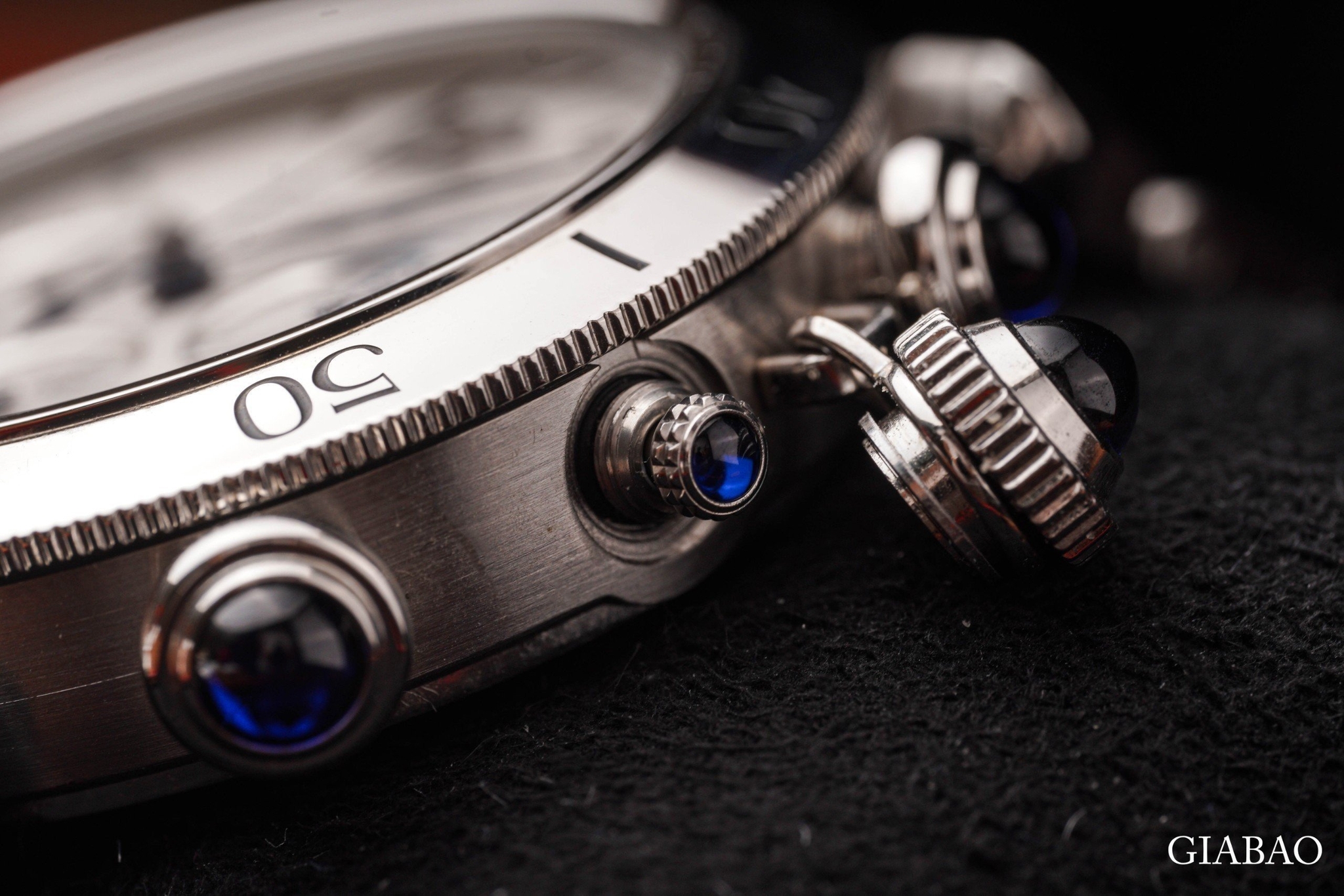 Cụm núm cabochon, hai nút bấm chronograph và bezel của Cartier Pasha WSPA0018