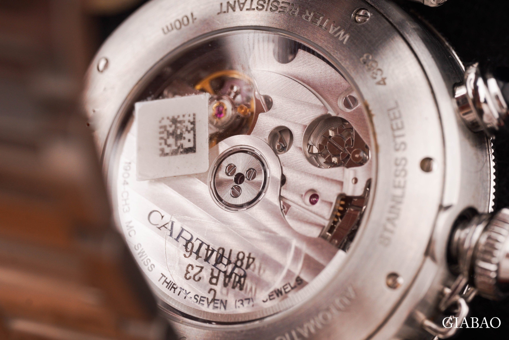 Cận cảnh calibre Cartier 1904-CH MC qua đáy sapphire của Pasha WSPA0018