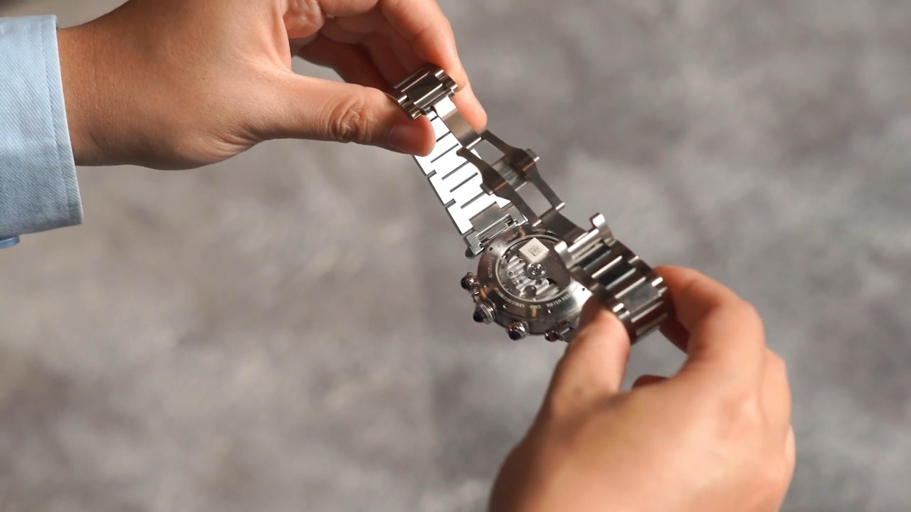Mặt đáy sapphire và dây kim loại của Cartier Pasha WSPA0018 trong video Gia Bảo