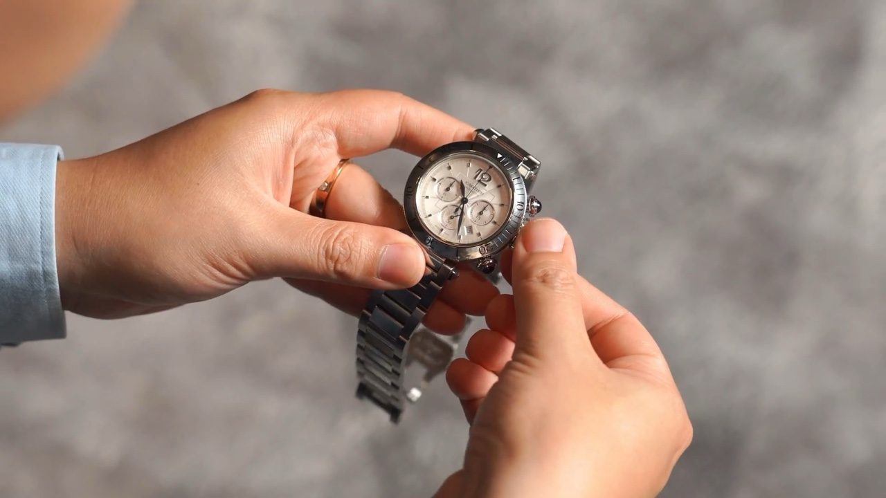 Mặt số bạc ba bộ đếm và cụm cabochon của Cartier Pasha WSPA0018 trong video Gia Bảo