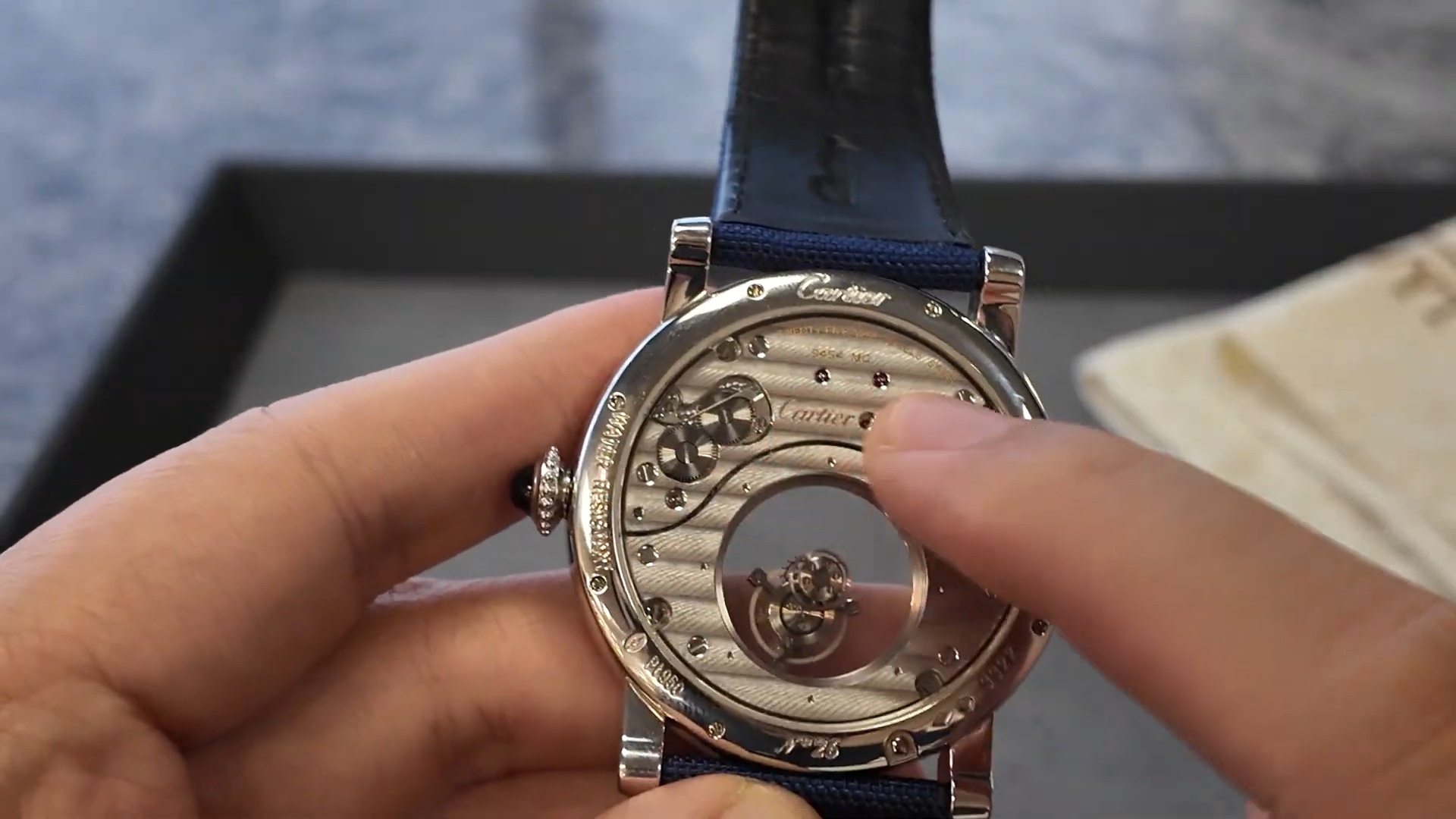 Bộ máy Cartier Caliber 9454 MC nhìn qua đáy sapphire, đóng dấu Pt950