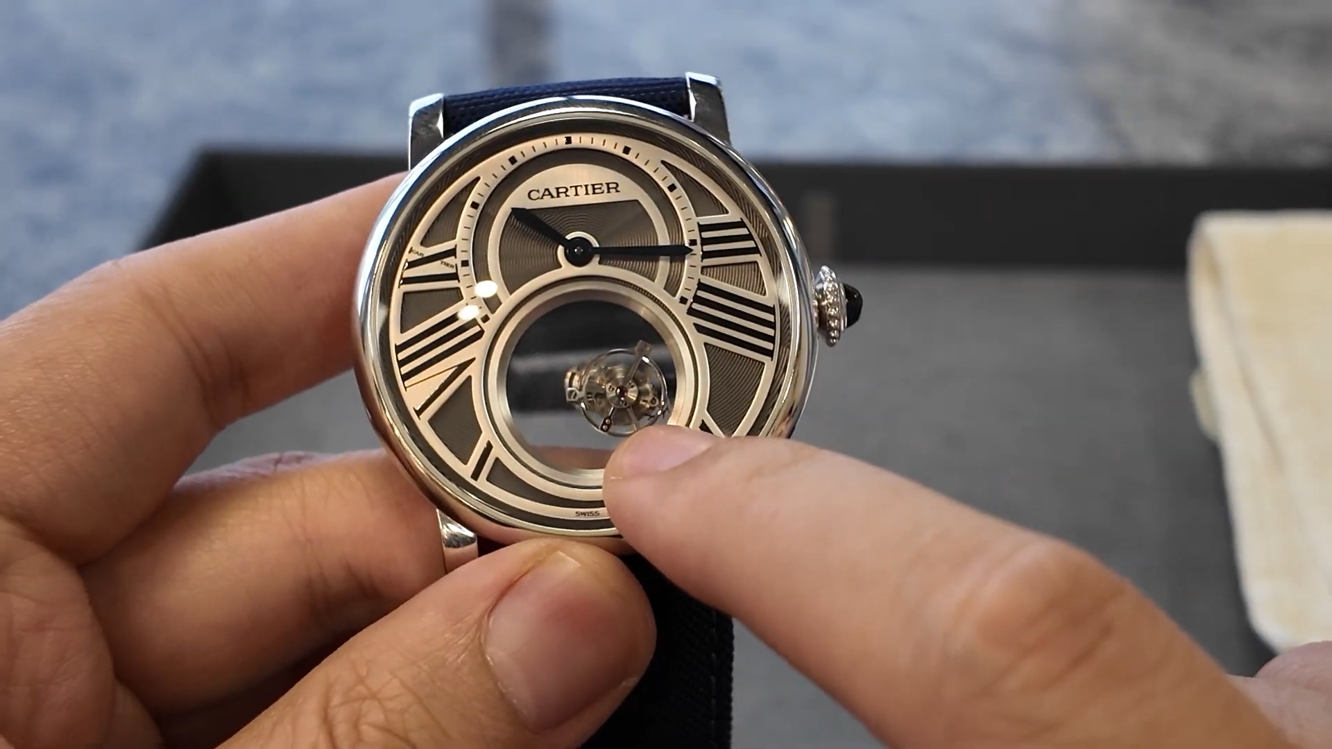 Núm chỉnh giờ platinum đính cabochon sapphire của Cartier Rotonde Mysterious Double Tourbillon