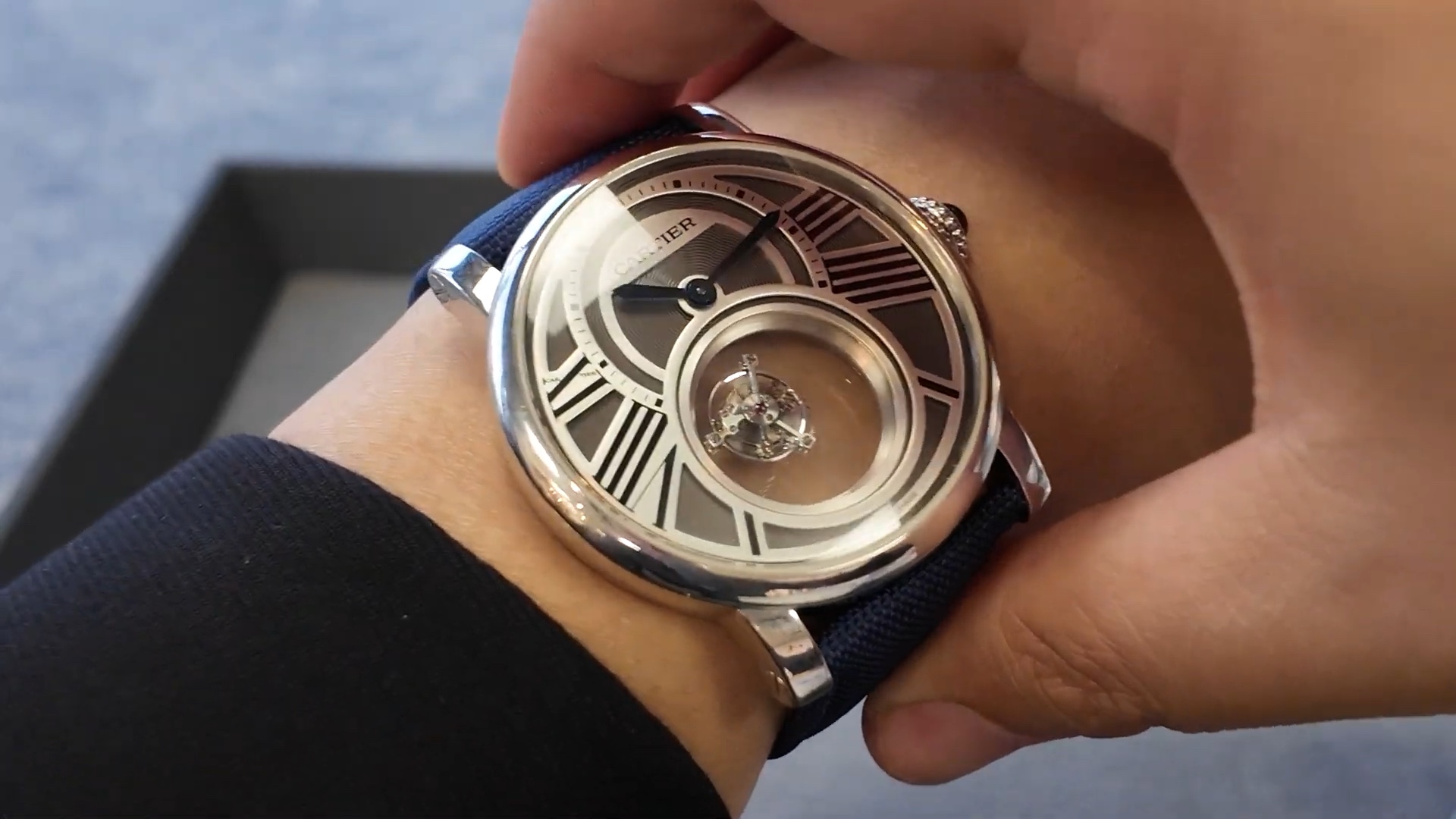 Cartier Rotonde Mysterious Double Tourbillon 45mm đeo trên cổ tay