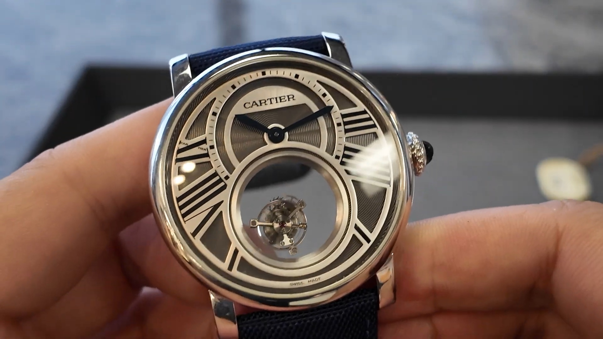 Mặt số Cartier Rotonde Mysterious Double Tourbillon với lồng tourbillon lơ lửng ở vị trí 6 giờ