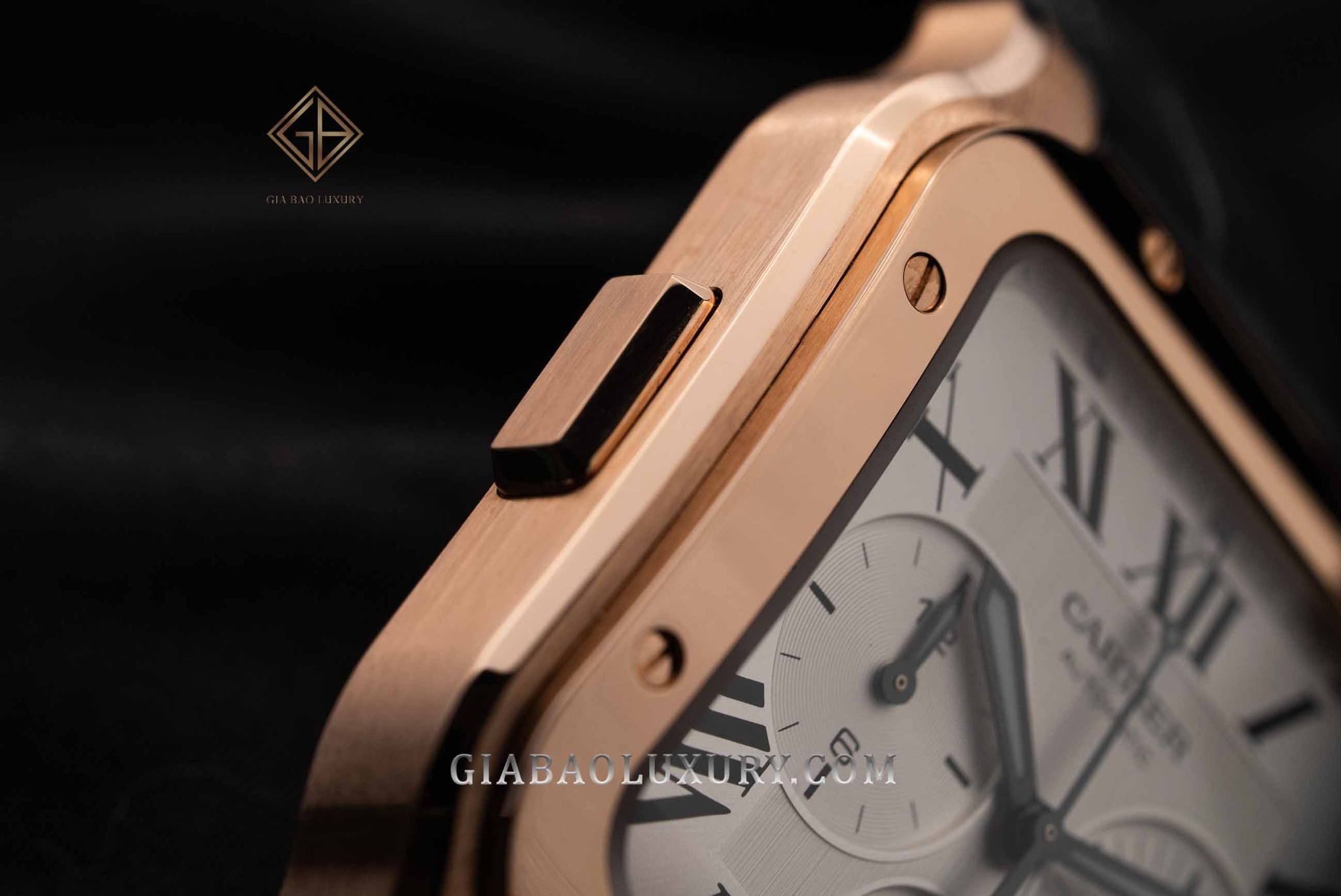 Cartier Santos Chronograph WGSA0017 bằng vàng hồng: nút bấm chronograph bên trái được giấu trong đường nét vỏ