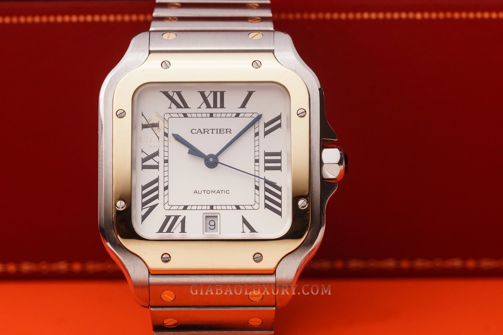 Cartier Santos de Cartier W2SA0006 nhìn chính diện với mặt số opaline bạc