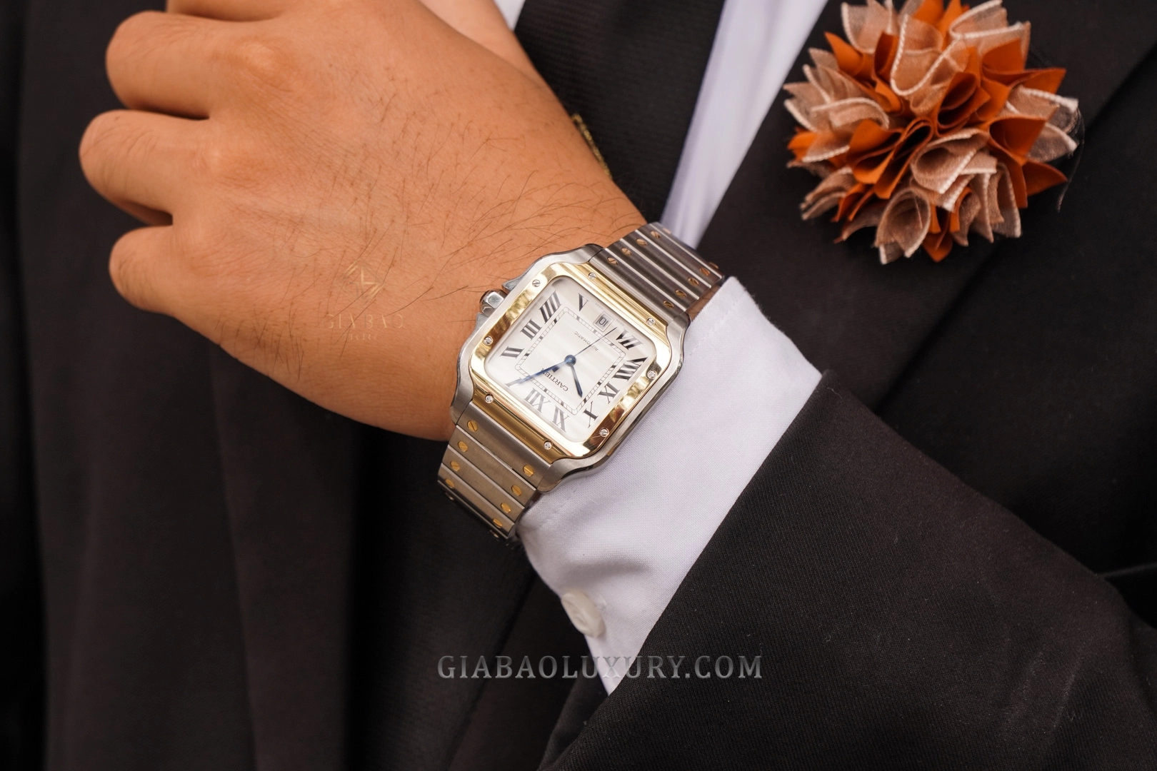 Cartier Santos W2SA0006 cỡ Large trên cổ tay với trang phục trang trọng