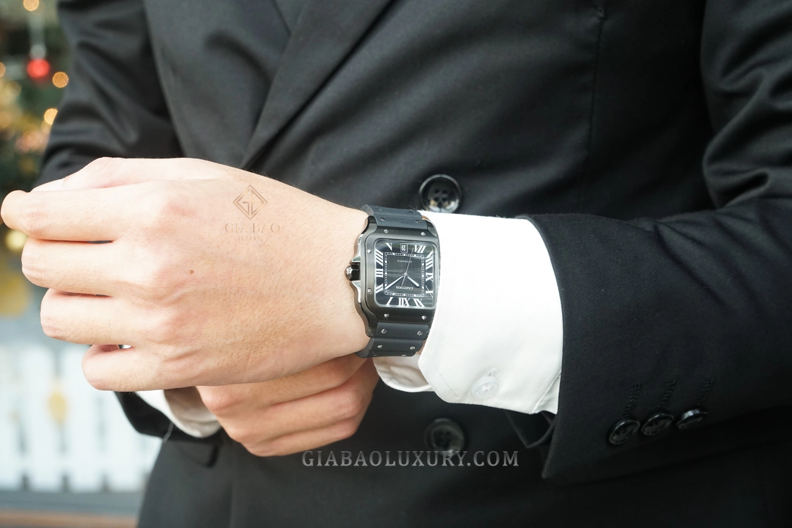 Cartier Santos de Cartier WSSA0039: mặt số đen và vít bezel lộ thiên