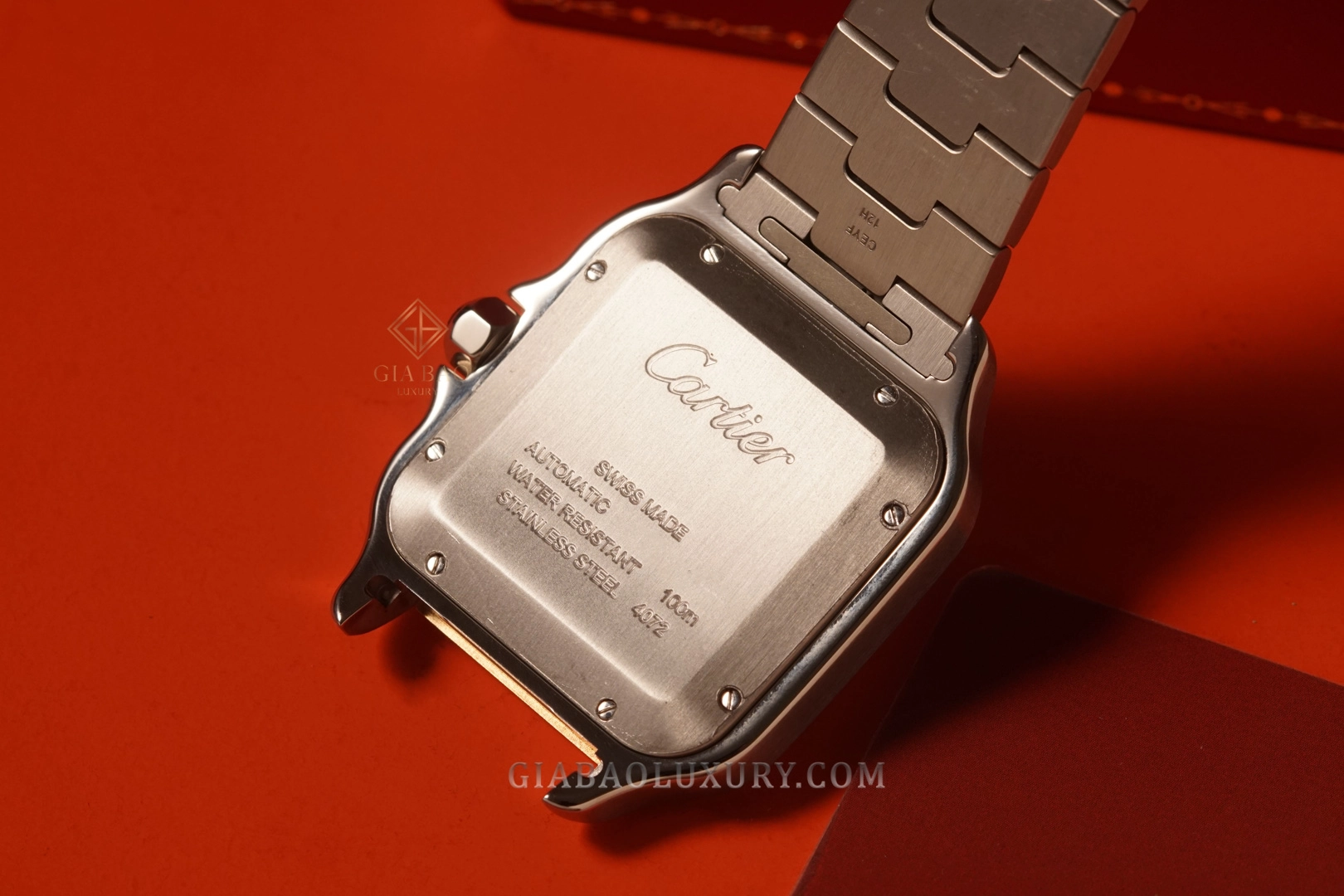 Đáy vỏ Cartier Santos W2SA0006 khắc thông tin chống nước 100 m