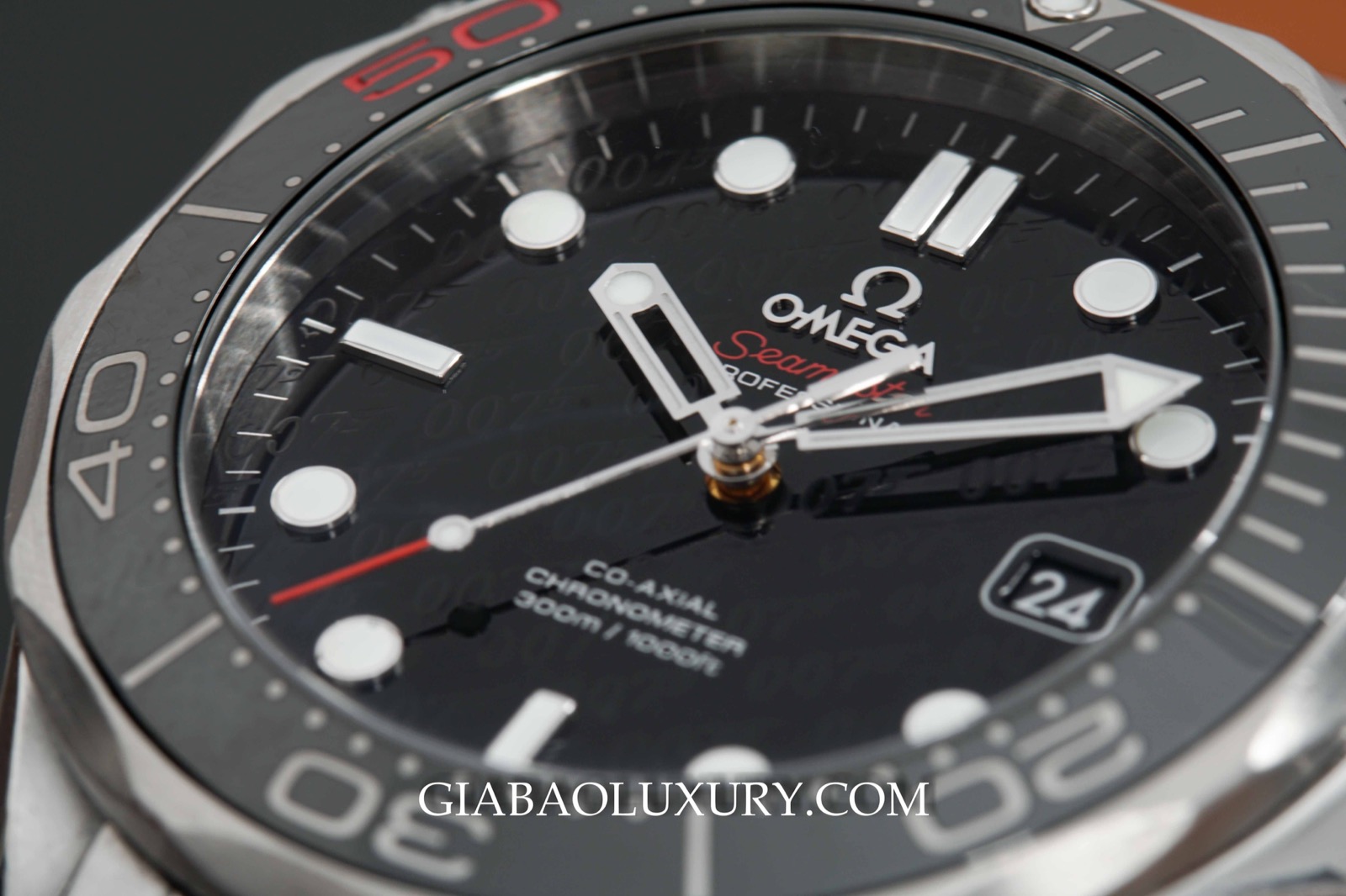 Vành bezel ceramic của Omega Seamaster 300 James Bond
