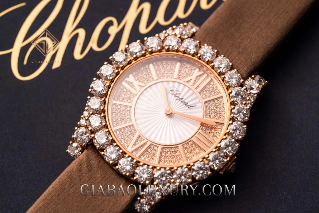 Chopard L’Heure du Diamant 139419/5101: bố cục kim cương quanh vành và trên mặt số