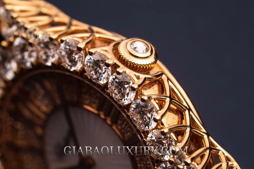Chopard L’Heure du Diamant 139419/5101: núm chỉnh giờ gắn kim cương và hệ thống chấu giữ đá