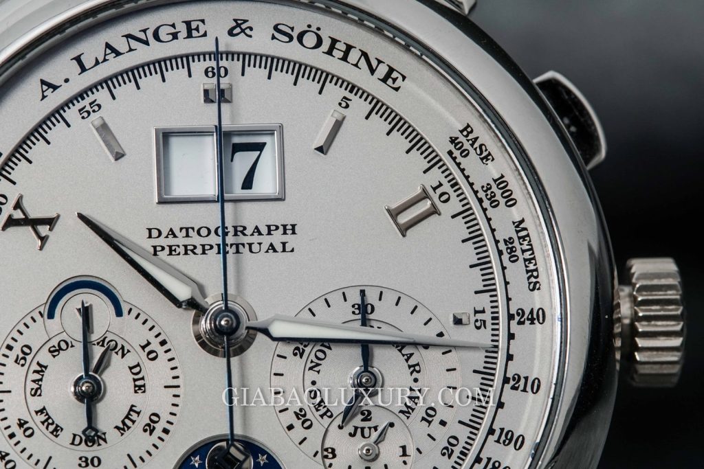Đồng hồ A. Lange & Söhne Datograph Perpetual với ô hiển thị ngày lớn và các mặt số phụ chronograph, lịch vạn niên