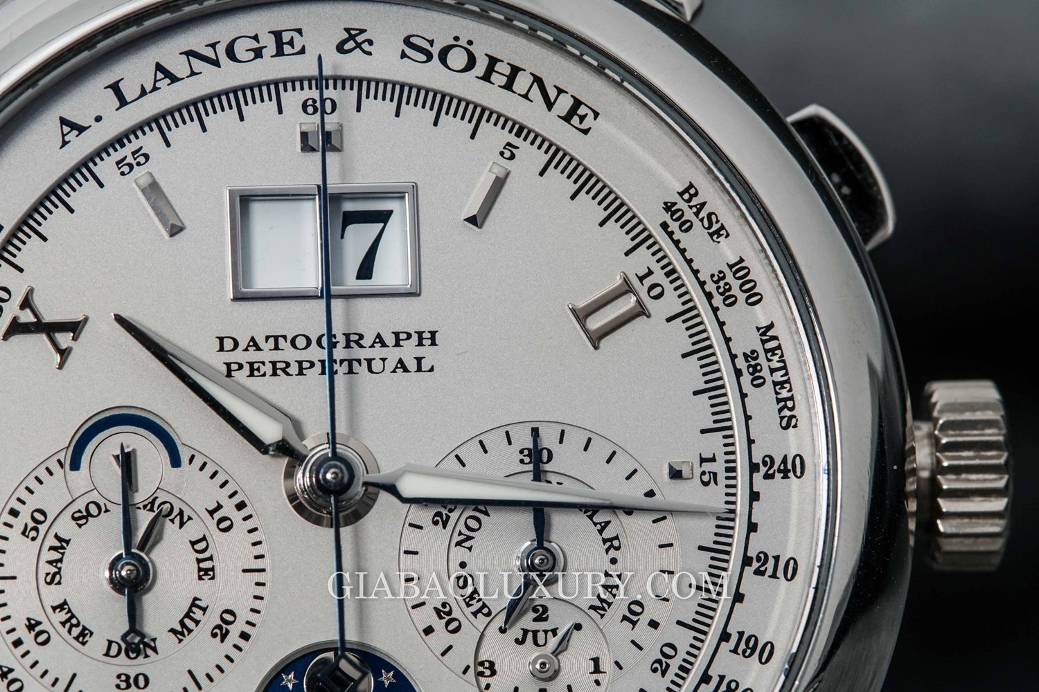 Đồng hồ A. Lange & Söhne Datograph Perpetual với ô hiển thị ngày lớn và các mặt số phụ chronograph, lịch vạn niên