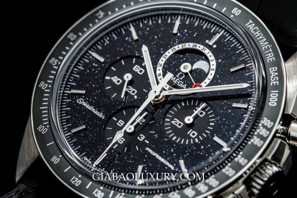 Đồng hồ Omega Speedmaster Professional mặt số ánh sao với ba mặt số phụ chronograph và vành bezel tachymeter
