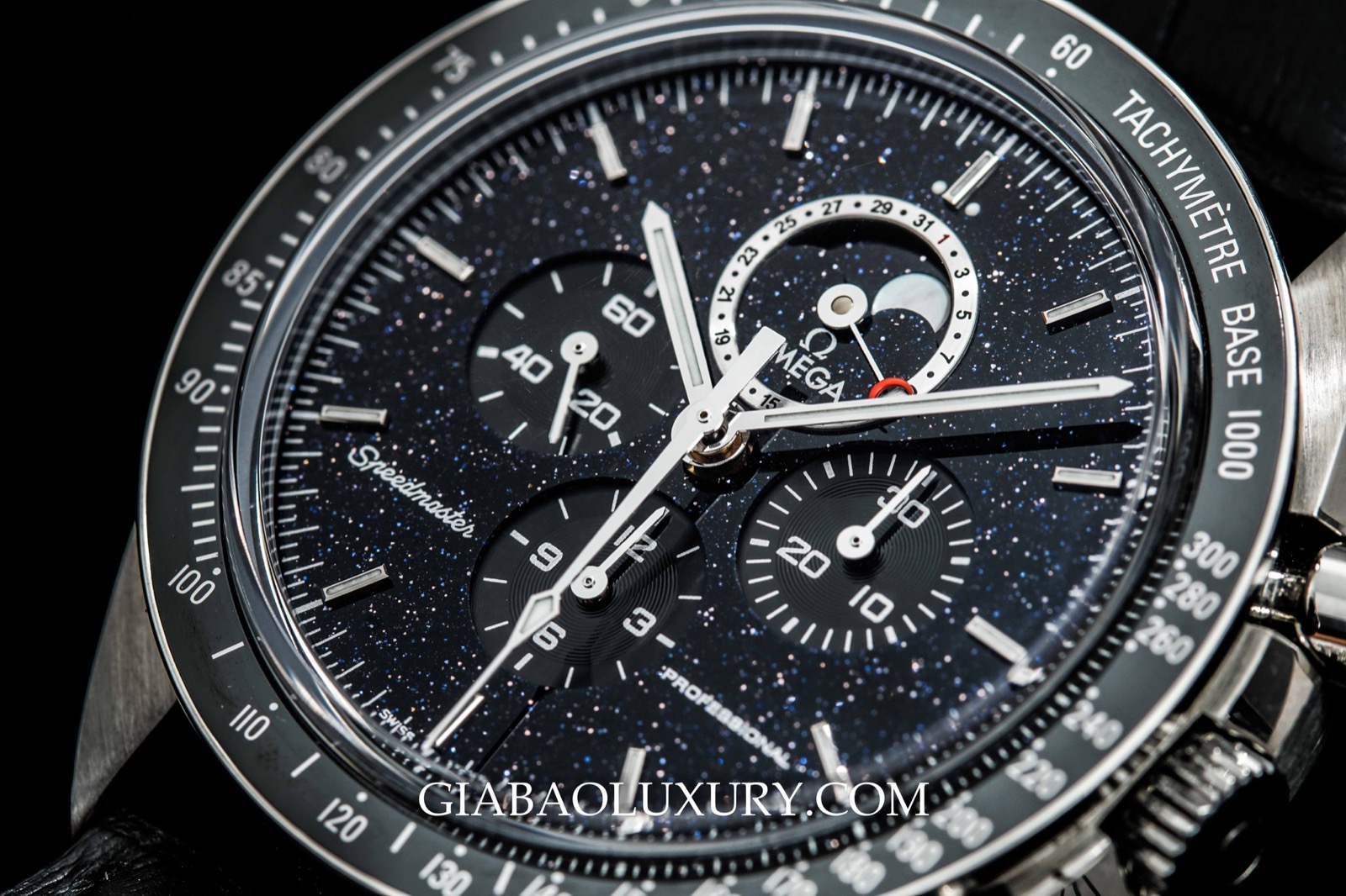 Đồng hồ Omega Speedmaster Professional mặt số ánh sao với ba mặt số phụ chronograph và vành bezel tachymeter