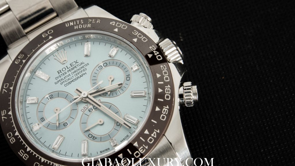 Đồng hồ Rolex Cosmograph Daytona vỏ bạch kim mặt số xanh băng với ba mặt số phụ chronograph
