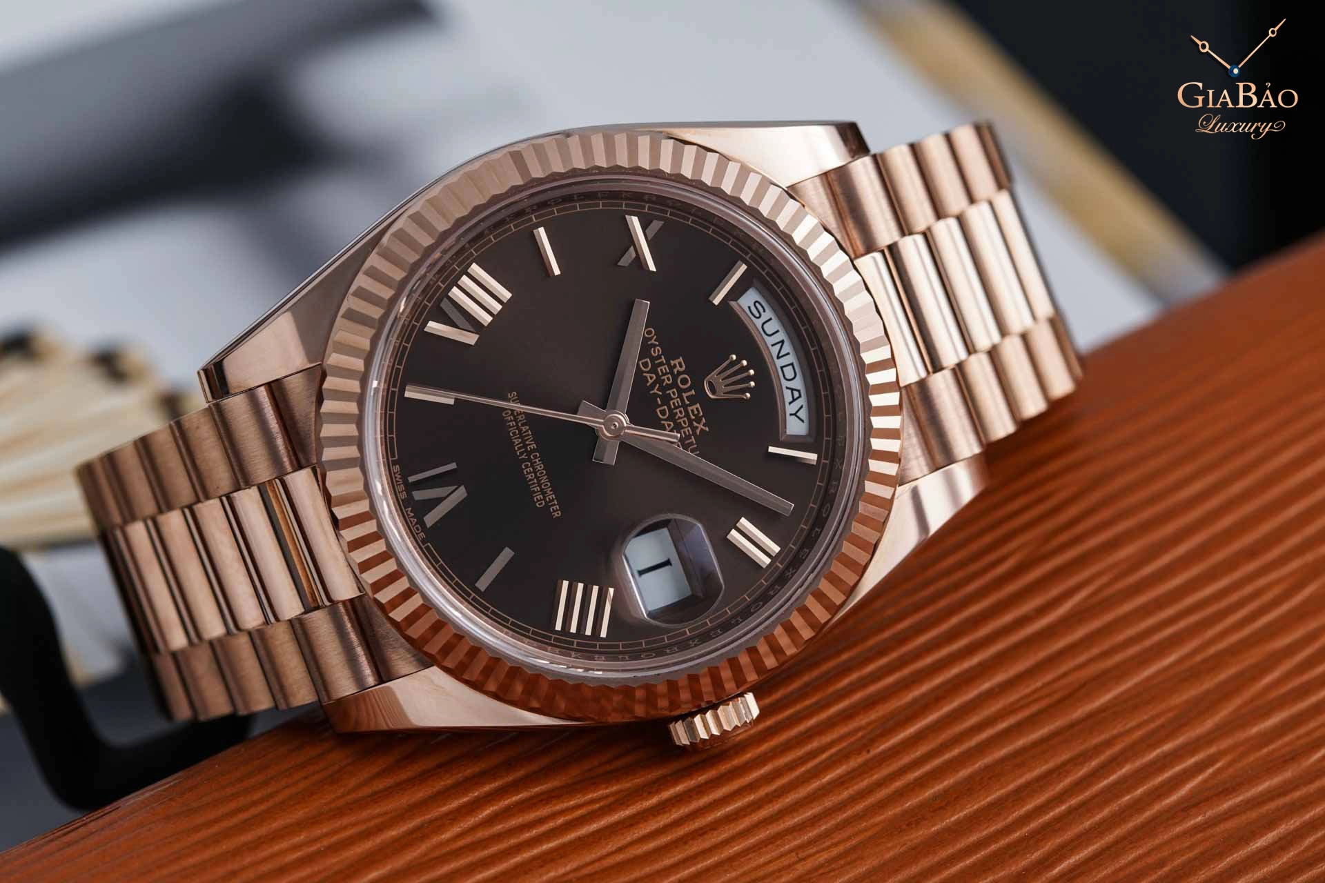 Có 700 triệu đến 1 tỷ nên mua đồng hồ gì?: Rolex Day-Date vàng Everose mặt số tối màu