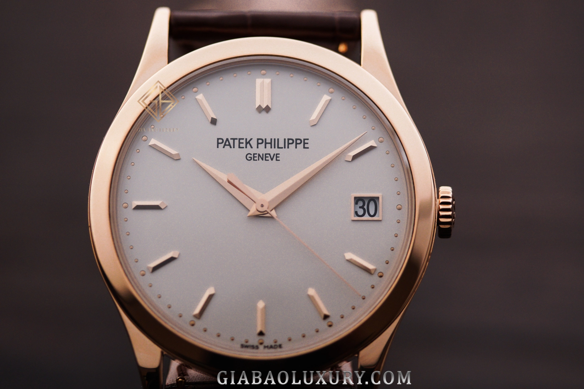 Có 700 triệu đến 1 tỷ nên mua đồng hồ gì?: Patek Philippe Calatrava với lịch ngày