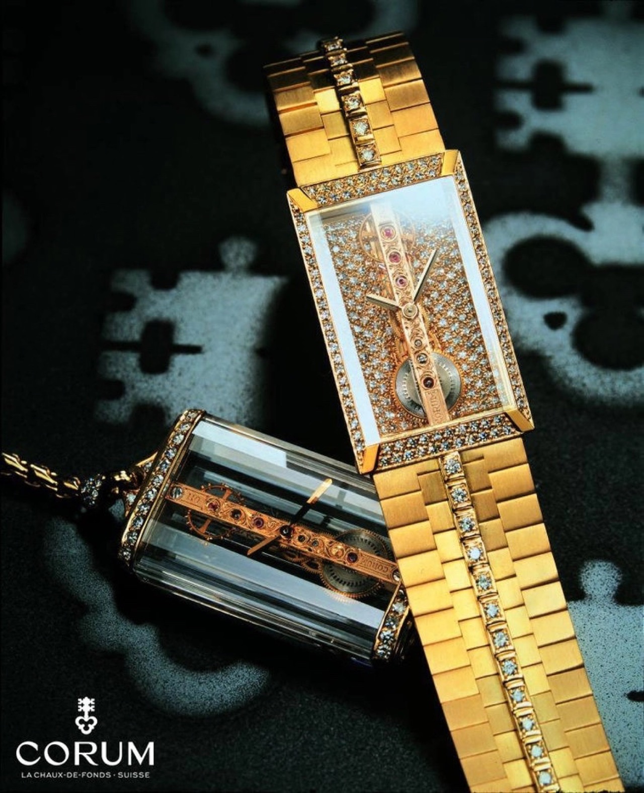 Corum Golden Bridge: calibre tuyến tính từ 1980: Cầu máy dạng thanh đặt dọc trong vỏ
