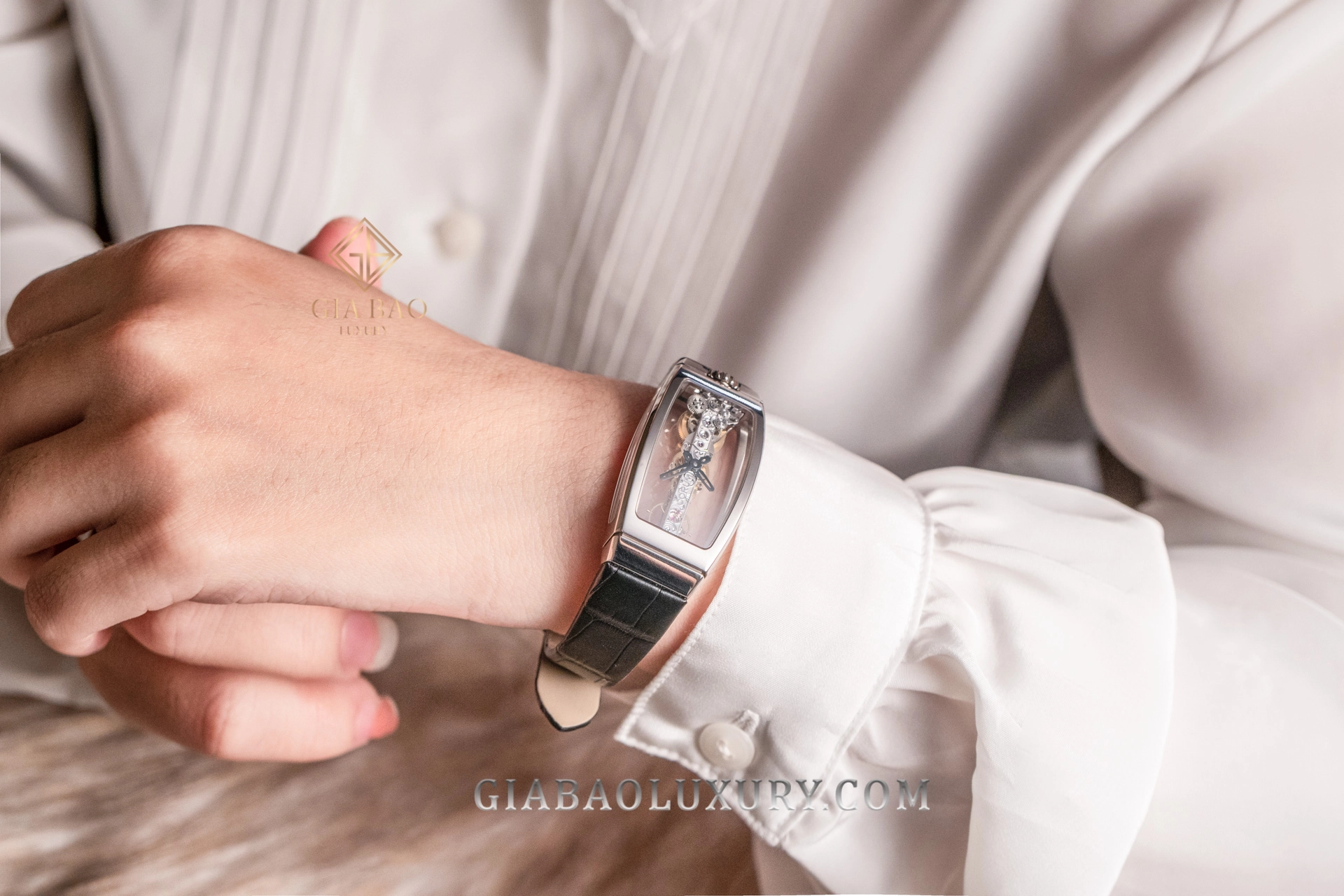 Corum Golden Bridge: calibre tuyến tính từ 1980: Miss Golden Bridge Ref. 113.101.59