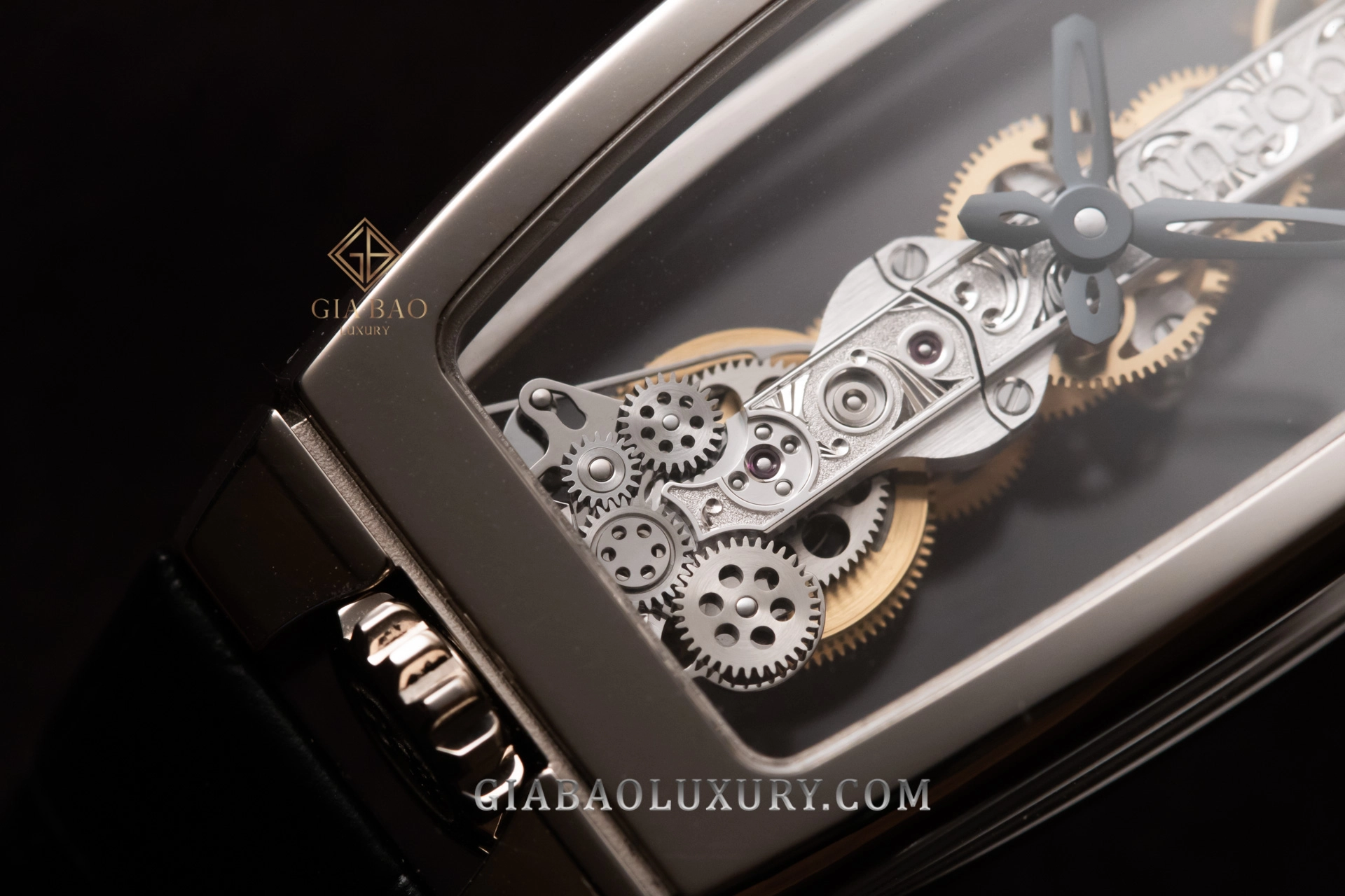Corum Golden Bridge: calibre tuyến tính từ 1980: Vỏ trong suốt của Miss Golden Bridge nhìn từ cạnh