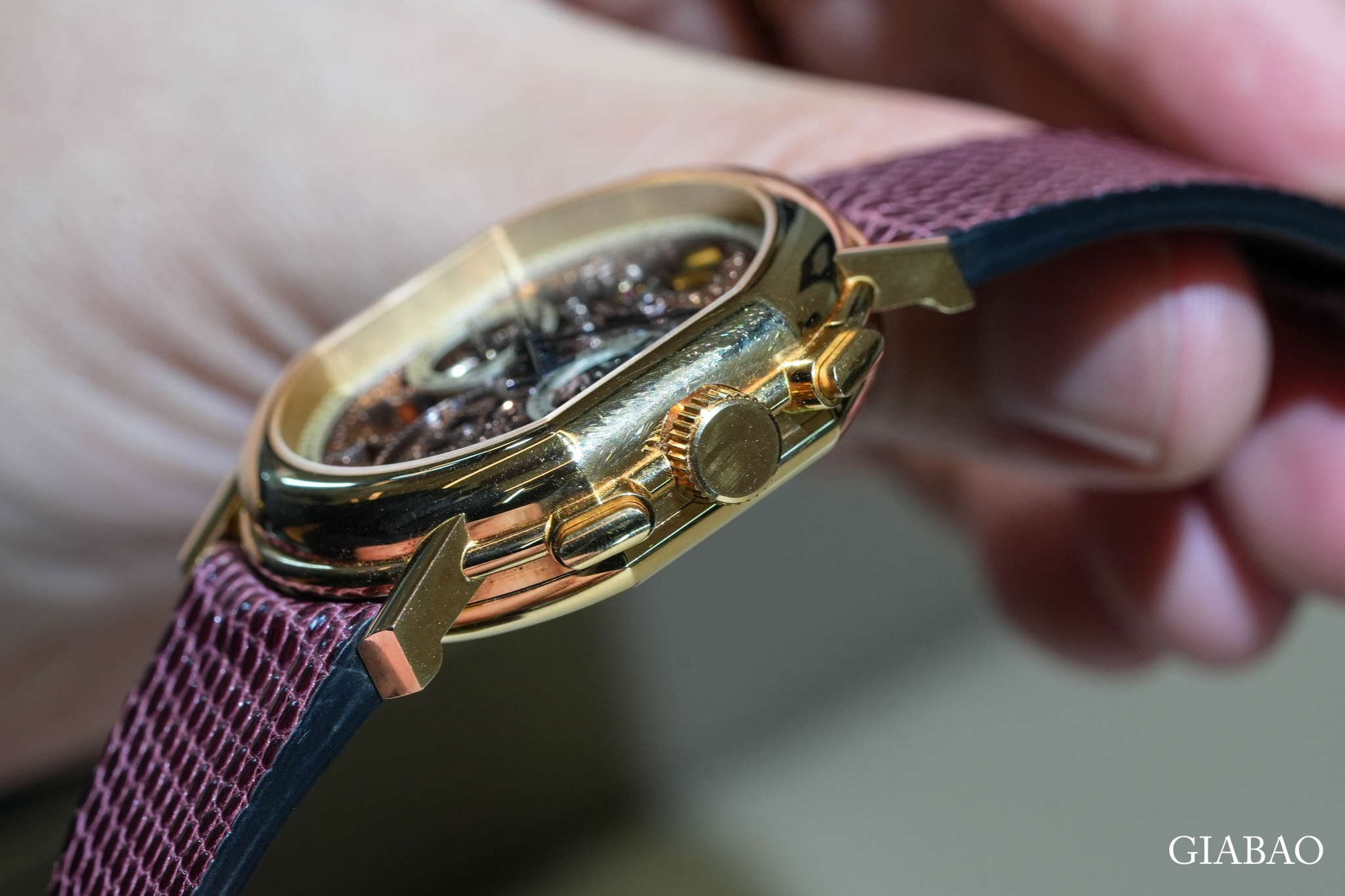 Mặt nghiêng vỏ vàng và nút chronograph Daniel Roth 2147