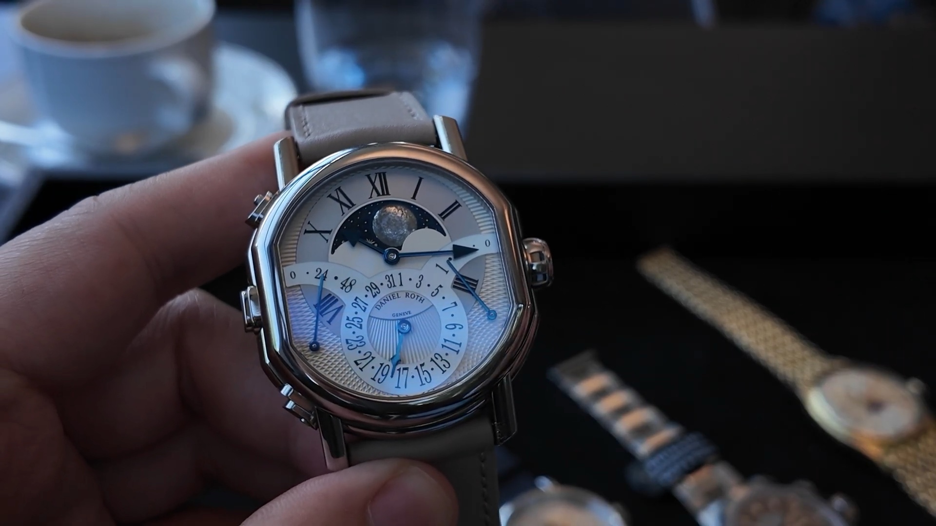 Mặt số Daniel Roth 608.Y.60 với tuần trăng chạm khắc thủ công và thang năng lượng retrograde