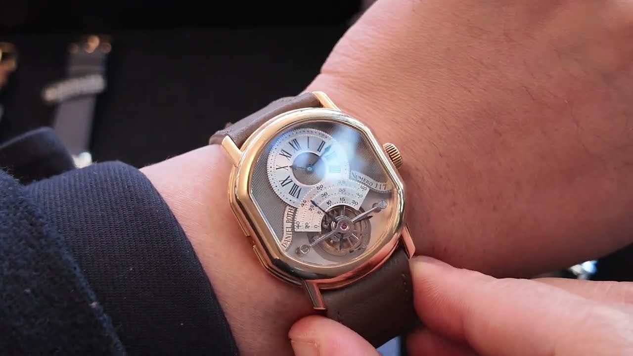 Daniel Roth C187 kích thước 38 x 35 mm trên cổ tay