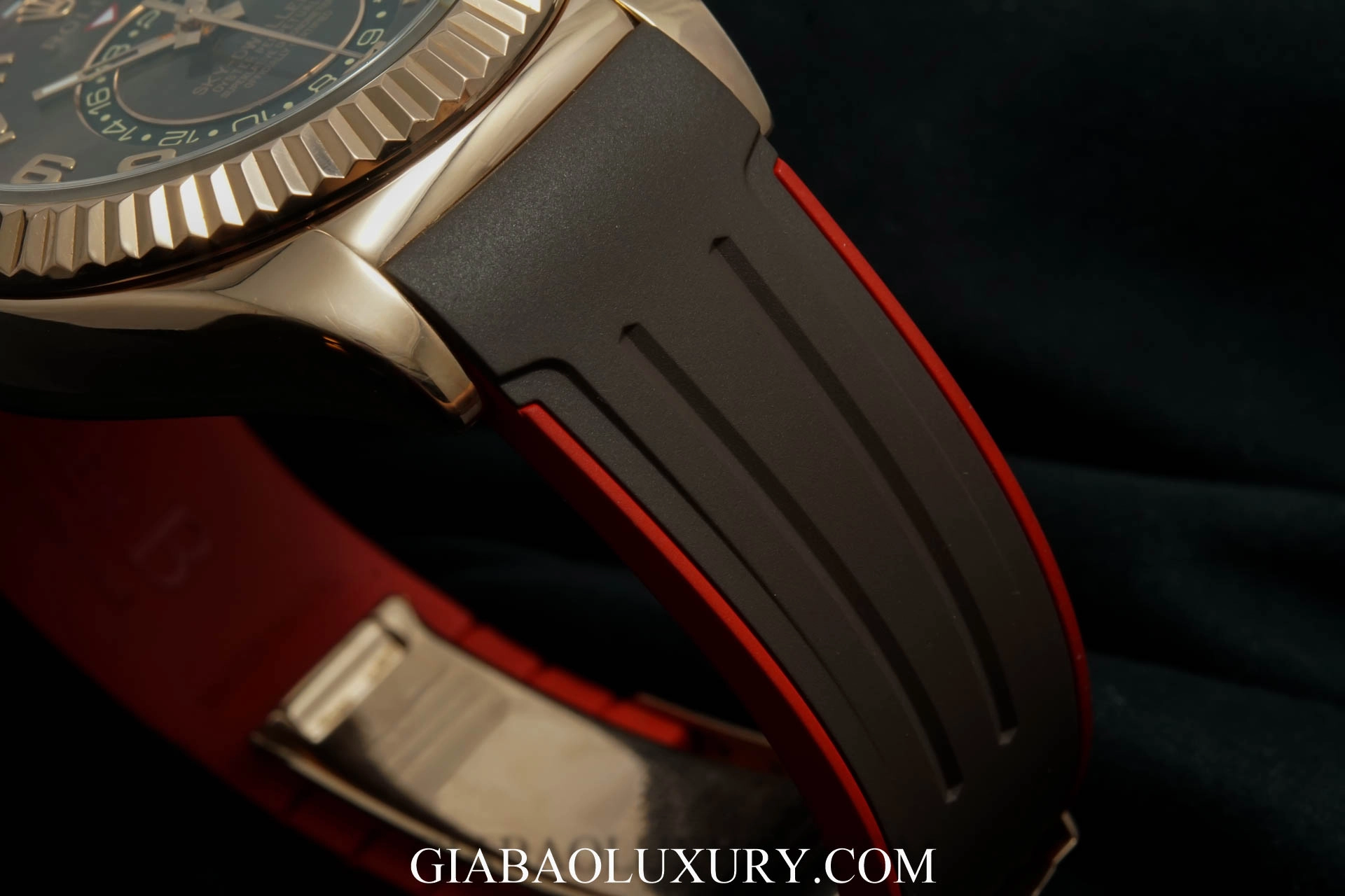 Dây cao su cho đồng hồ: cách chọn và lắp đúng: Dây cao su ôm vỏ trên đồng hồ Rolex