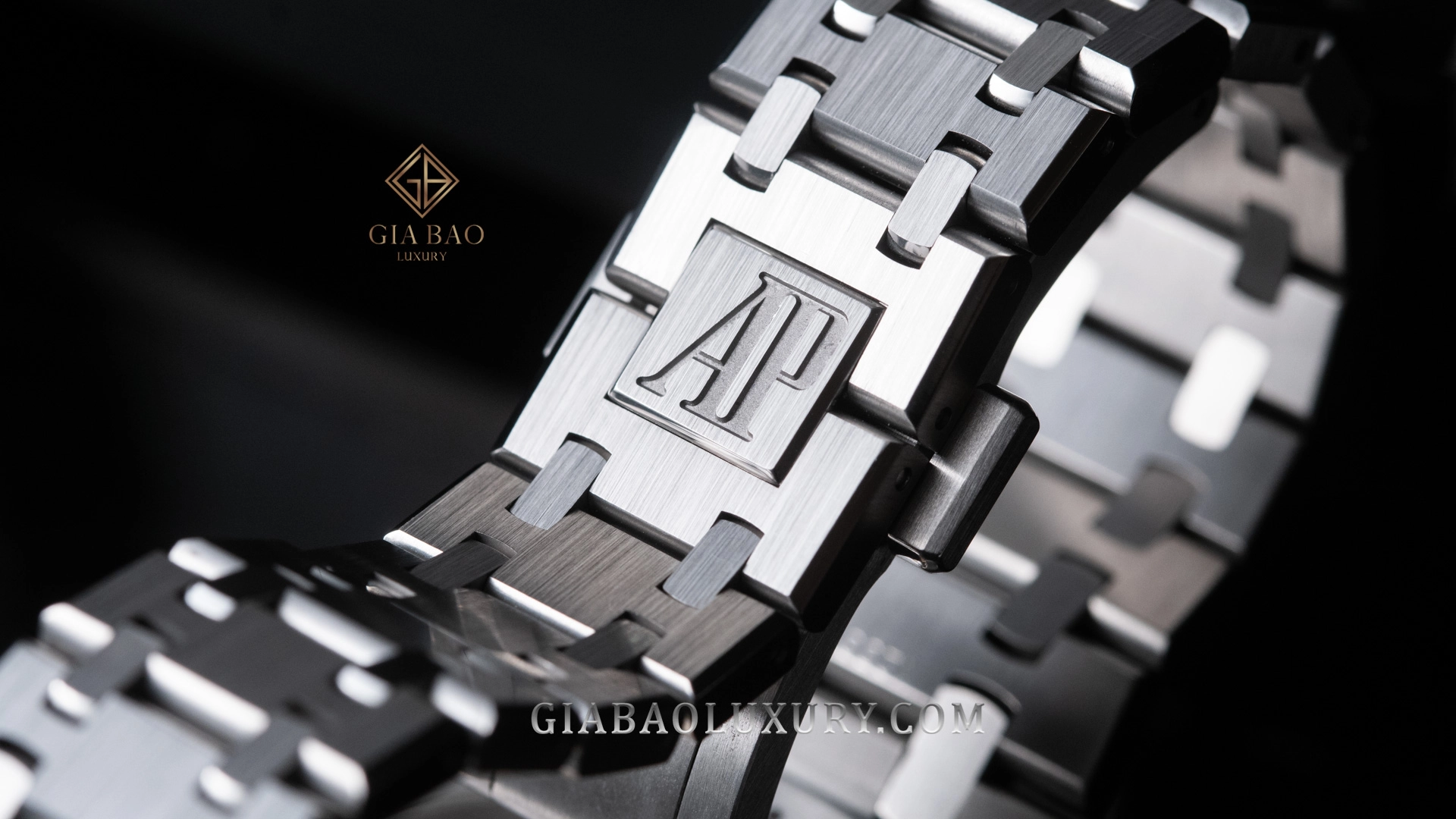 Dây kim loại đồng hồ cao cấp: cách đánh giá: Dây tích hợp Royal Oak và các bề mặt chải xước