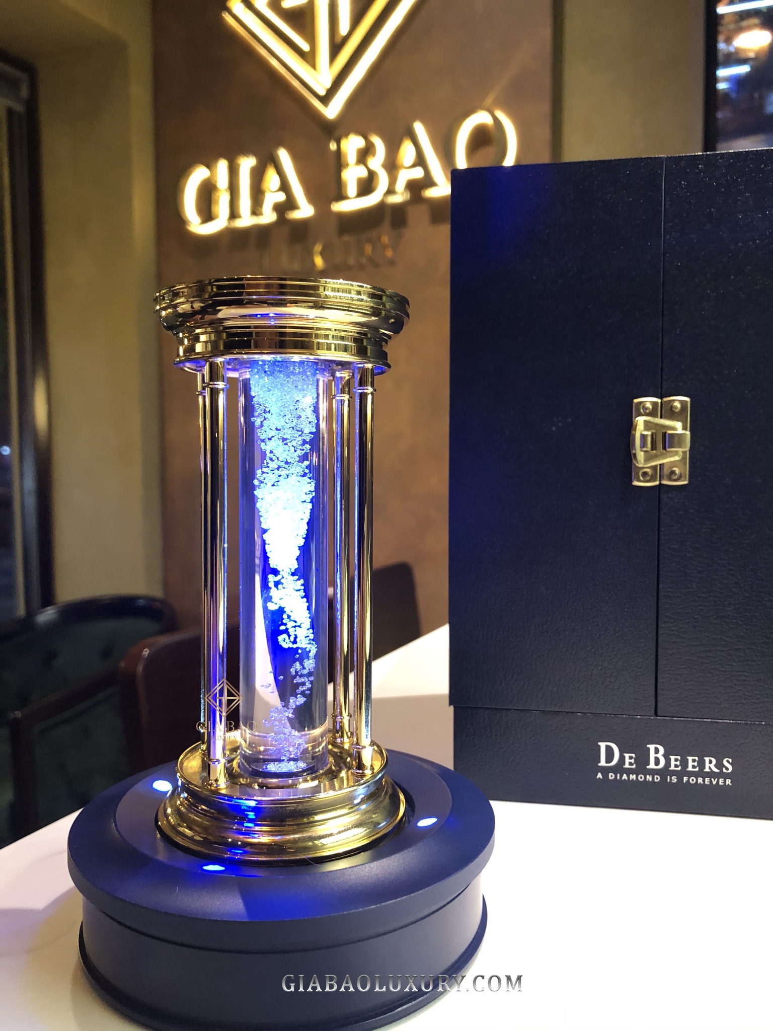 De Beers Starburst Diamonds 2000 cùng đế chiếu sáng và hộp trình bày