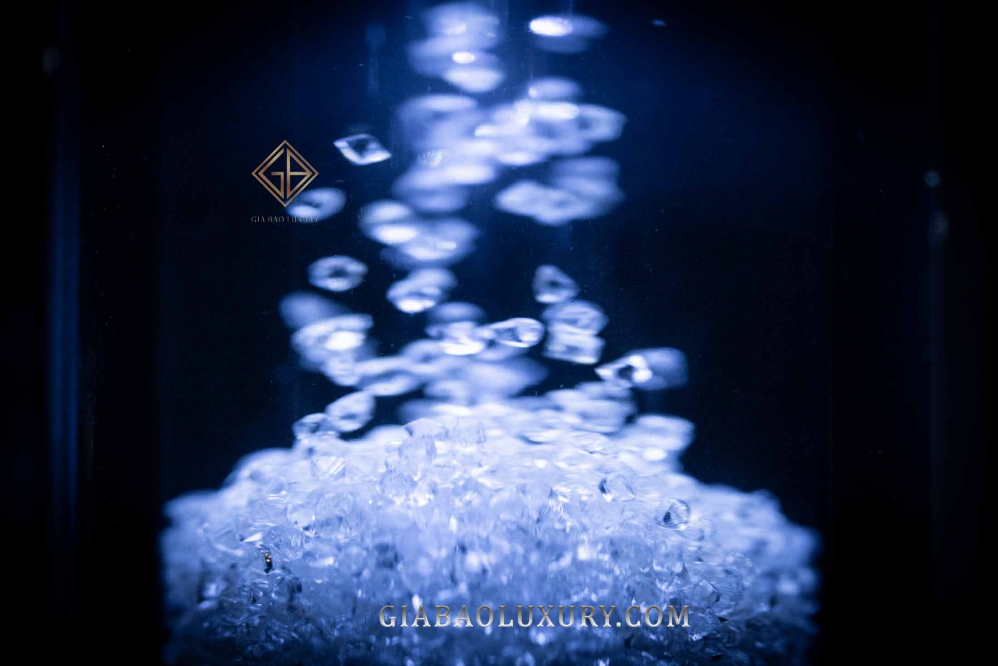 Kim cương De Beers Starburst Diamonds 2000 dưới ánh sáng xanh từ đế